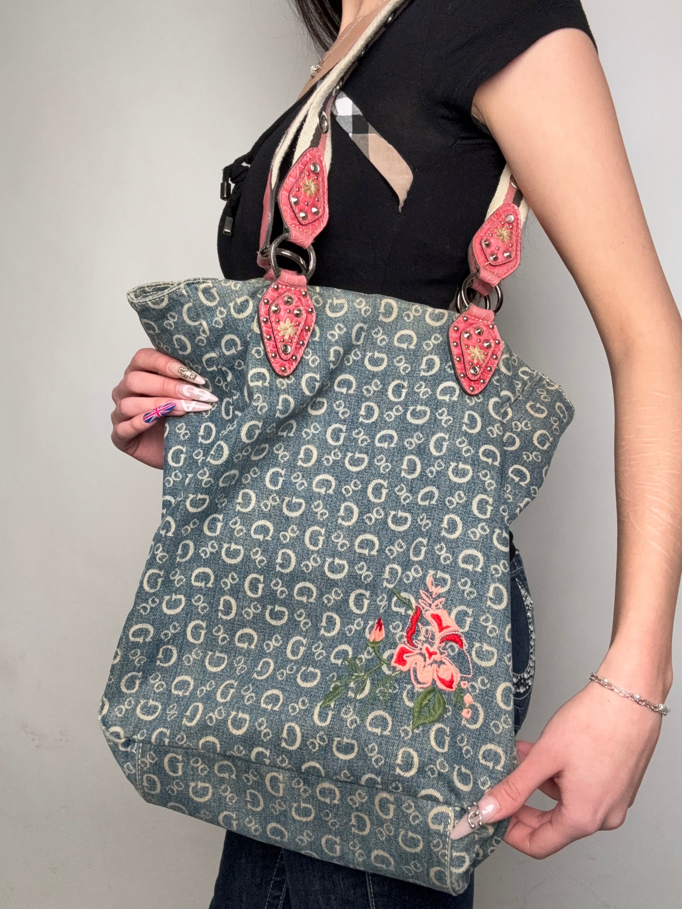 Tragebild von einer Vintage CNTY BAGS Guess Denim Tote Bag with Pink Details 