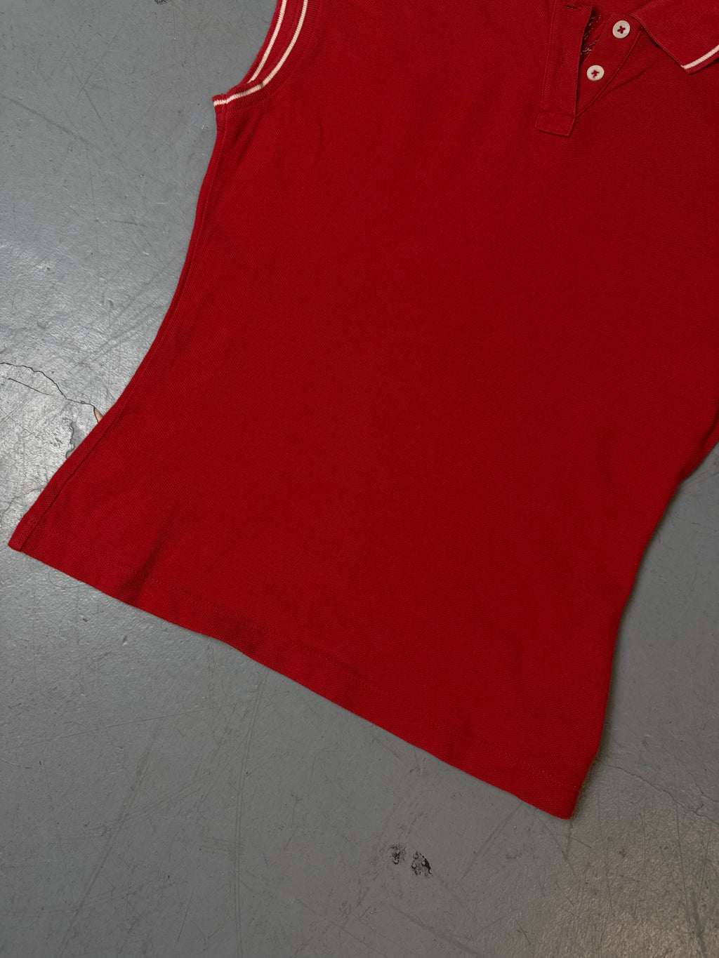 Ein rotes Moncler Polo ärmellos mit Moncler auf dem Rücken 