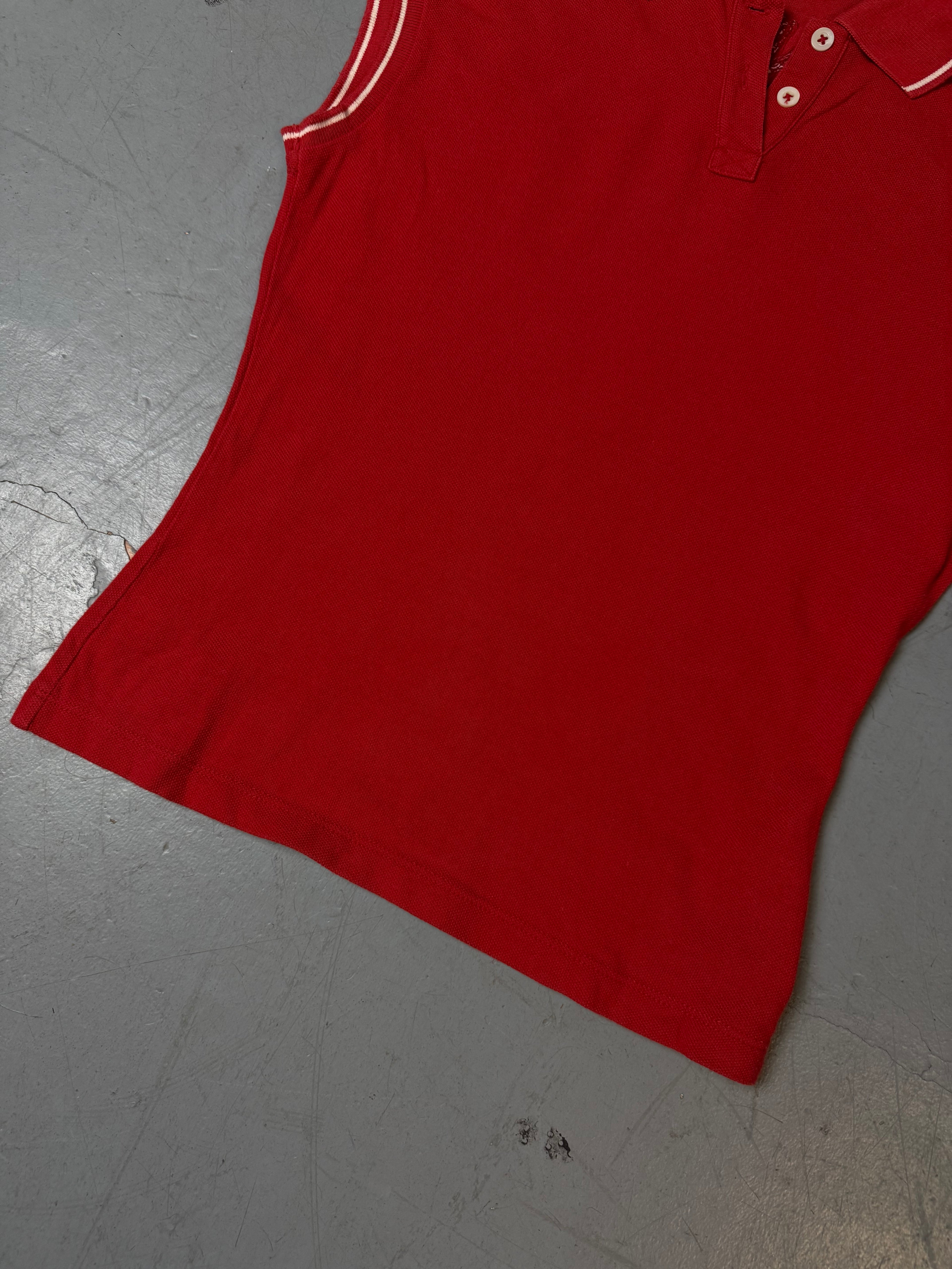 Ein rotes Moncler Polo ärmellos mit Moncler auf dem Rücken 