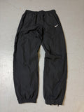 Eine schwarze Nike Trackpants Sporthose Jogginghose y2k 