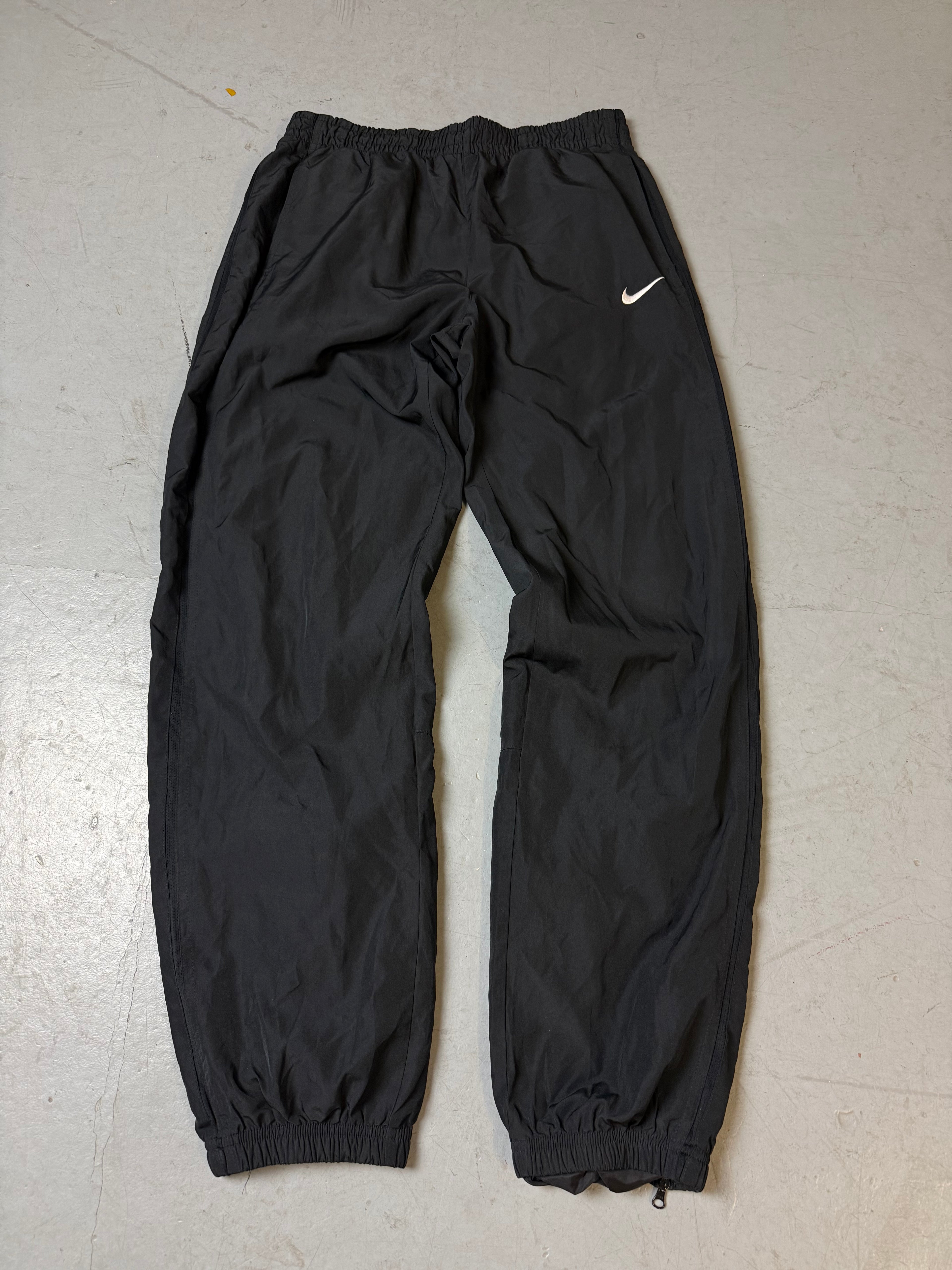 Eine schwarze Nike Trackpants Sporthose Jogginghose y2k 