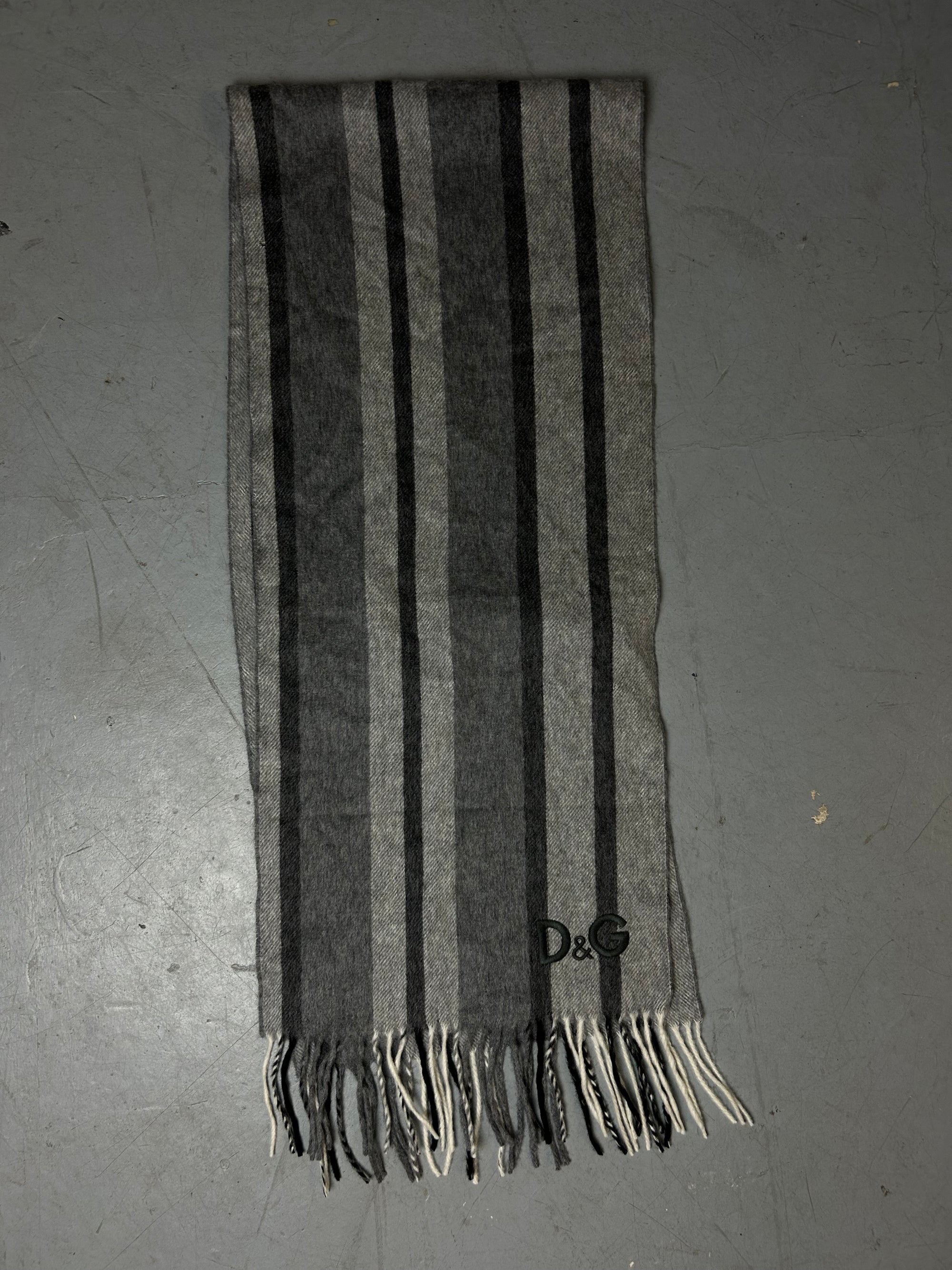Produktbild von Vintage D&G Grey Striped Scarf