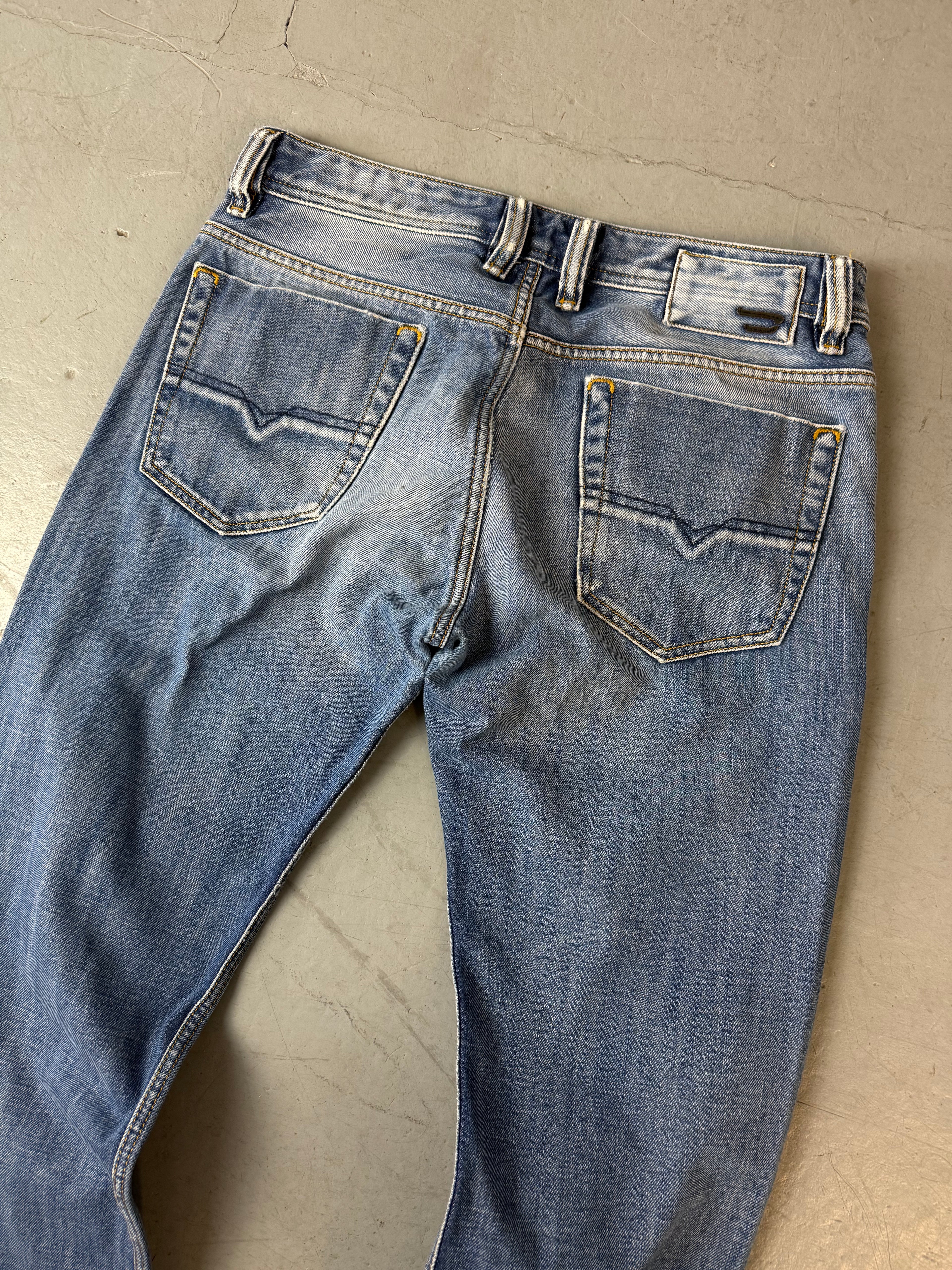 Vintage Diesel Viker Light Blue Straight Leg Jeans für Herren. Y2K Second Hand 2000s Fashion