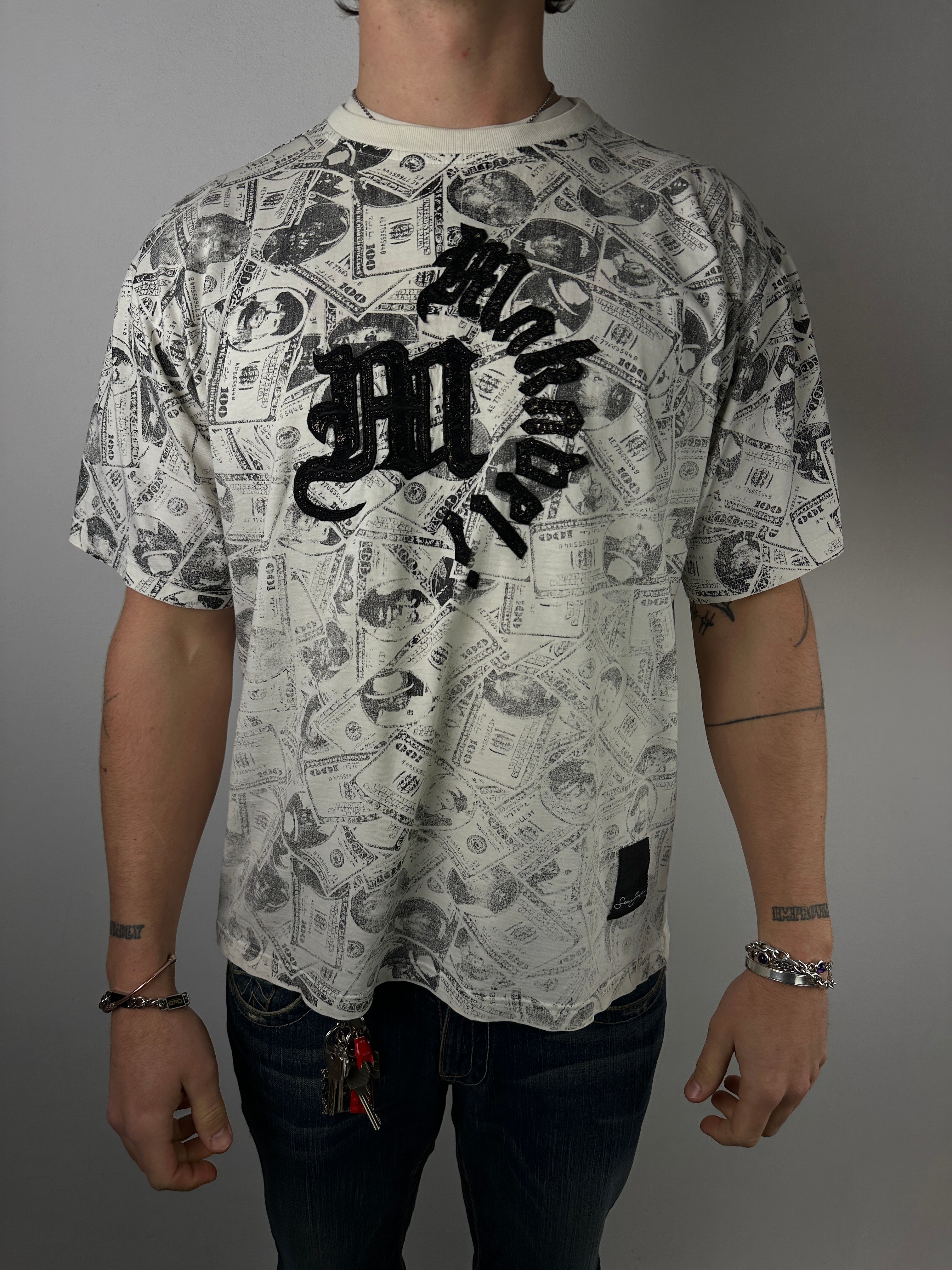 Vintage Sean John Money Printed T-Shirt mit schwarzem details für Herren. Y2K Second Hand 2000s Fashion 
