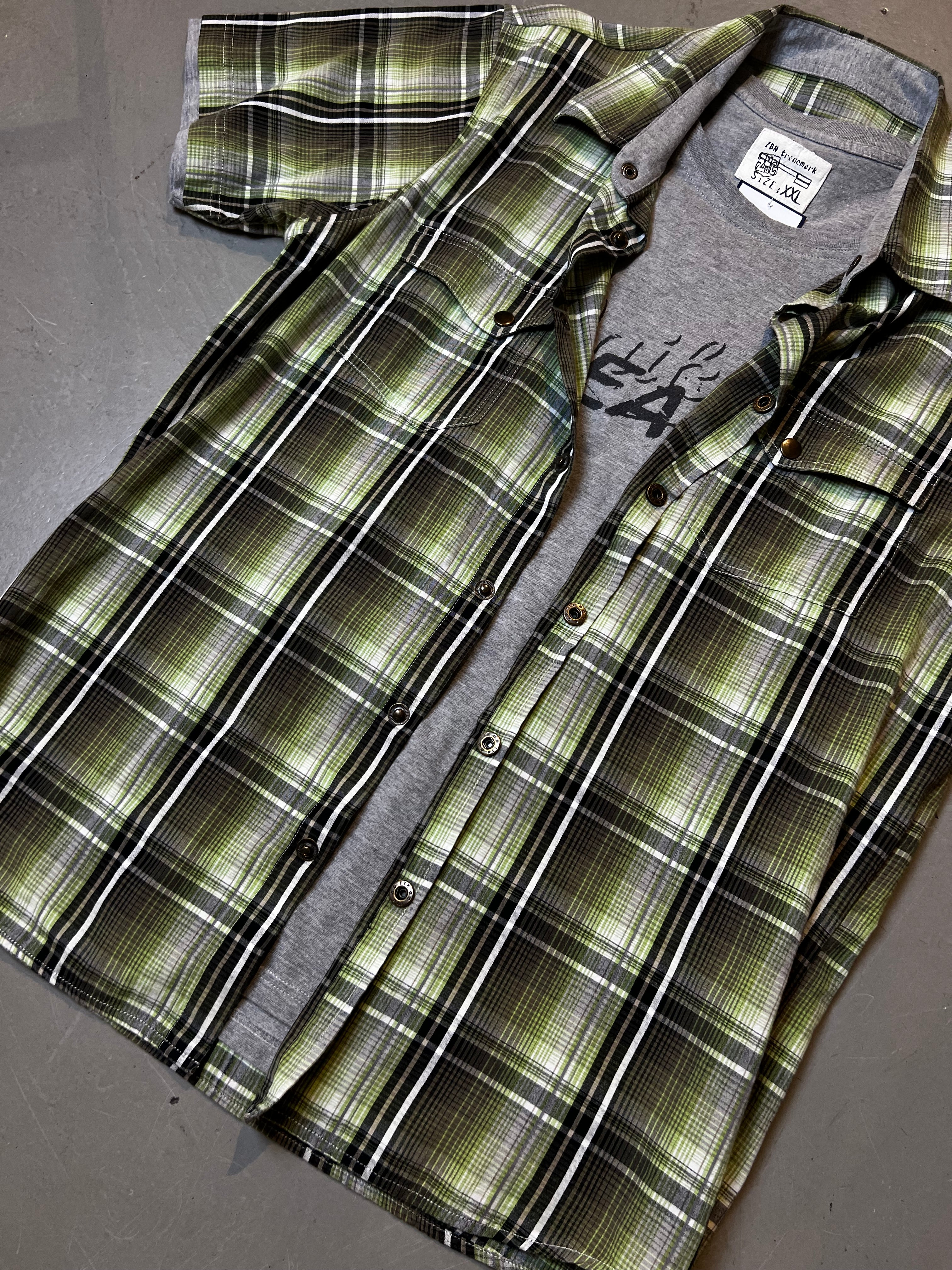 Ein Grün kariertes kurzärmliges Hemd mit einem grauen T-Shirt darunter in XL