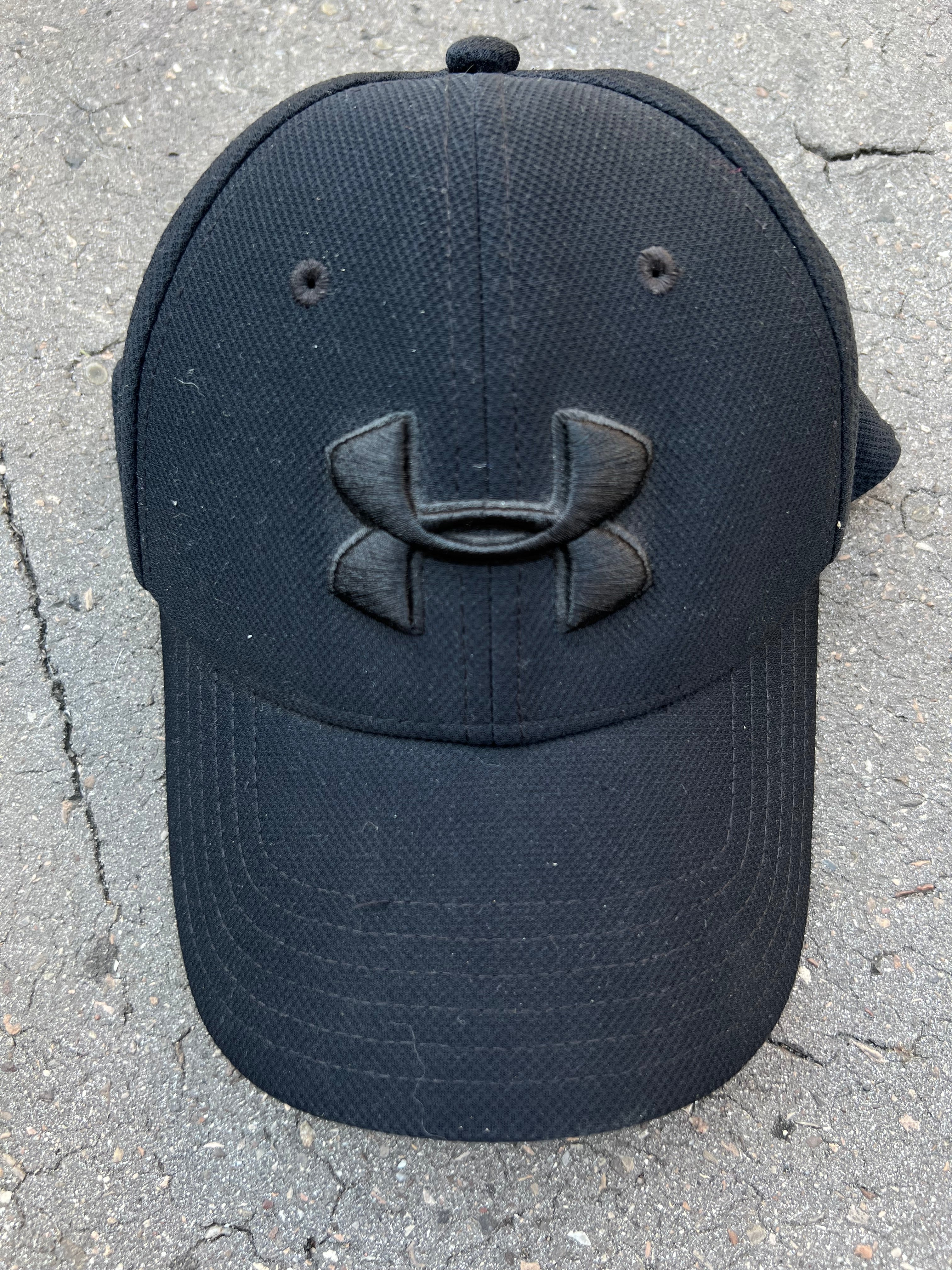Eine schwarze Under Armour Cap mit dem Logo auf der Vorderseite 