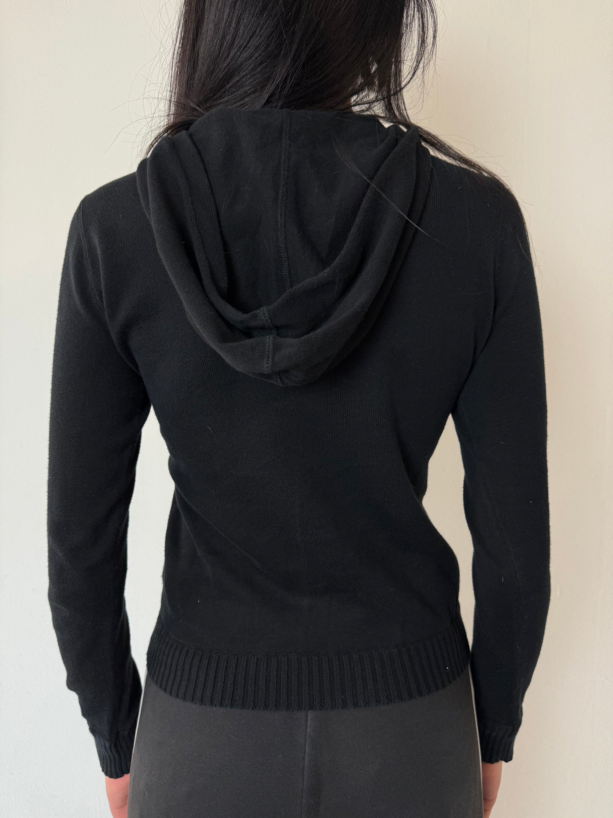 Ein schwarzer Strick hoodie von Ralph Lauren mit pinken Schriftzug auf der Vorderseite in XS