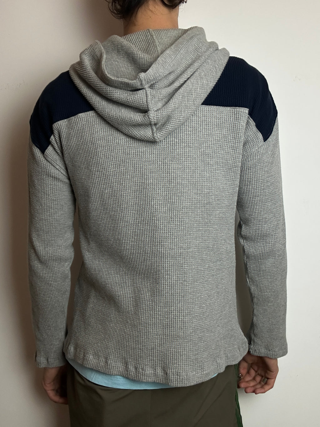 Tragebild von einem Vintage Polo Jeans Hoodie von hinten