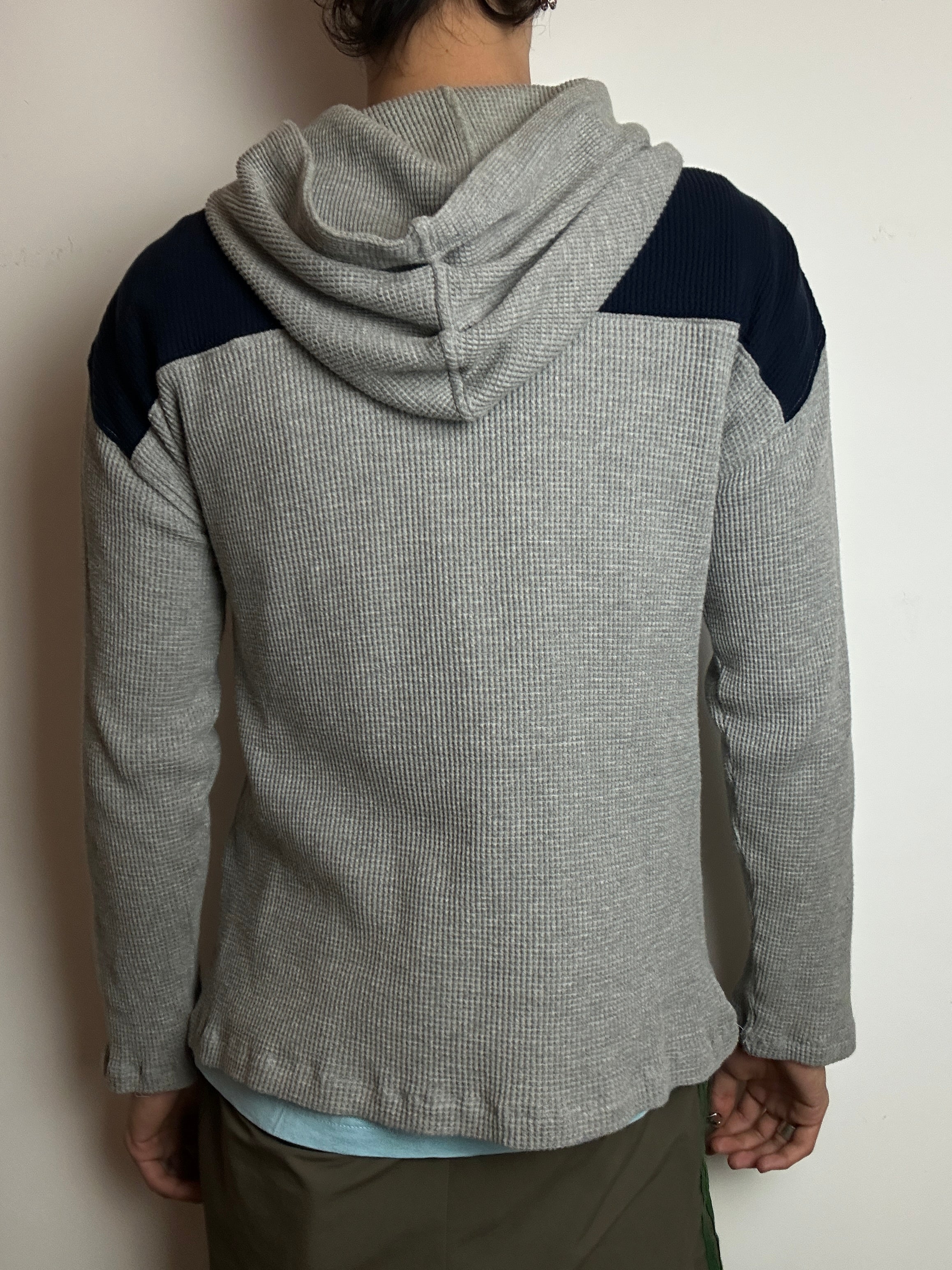 Tragebild von einem Vintage Polo Jeans Hoodie von hinten