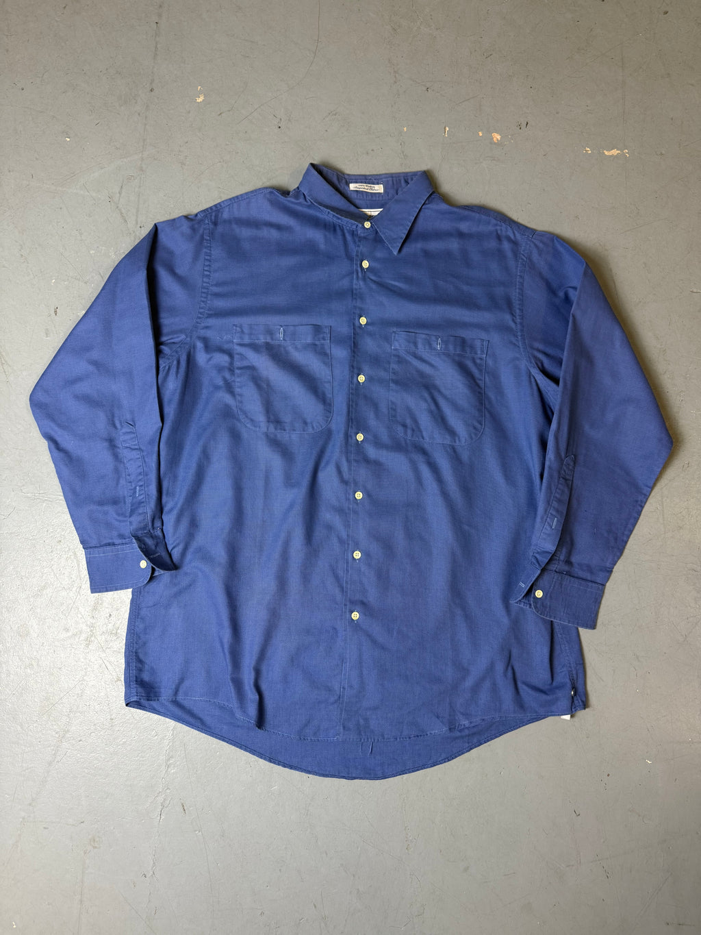 Produktbild von Blauem Burberry Hemd auf graue Grund 