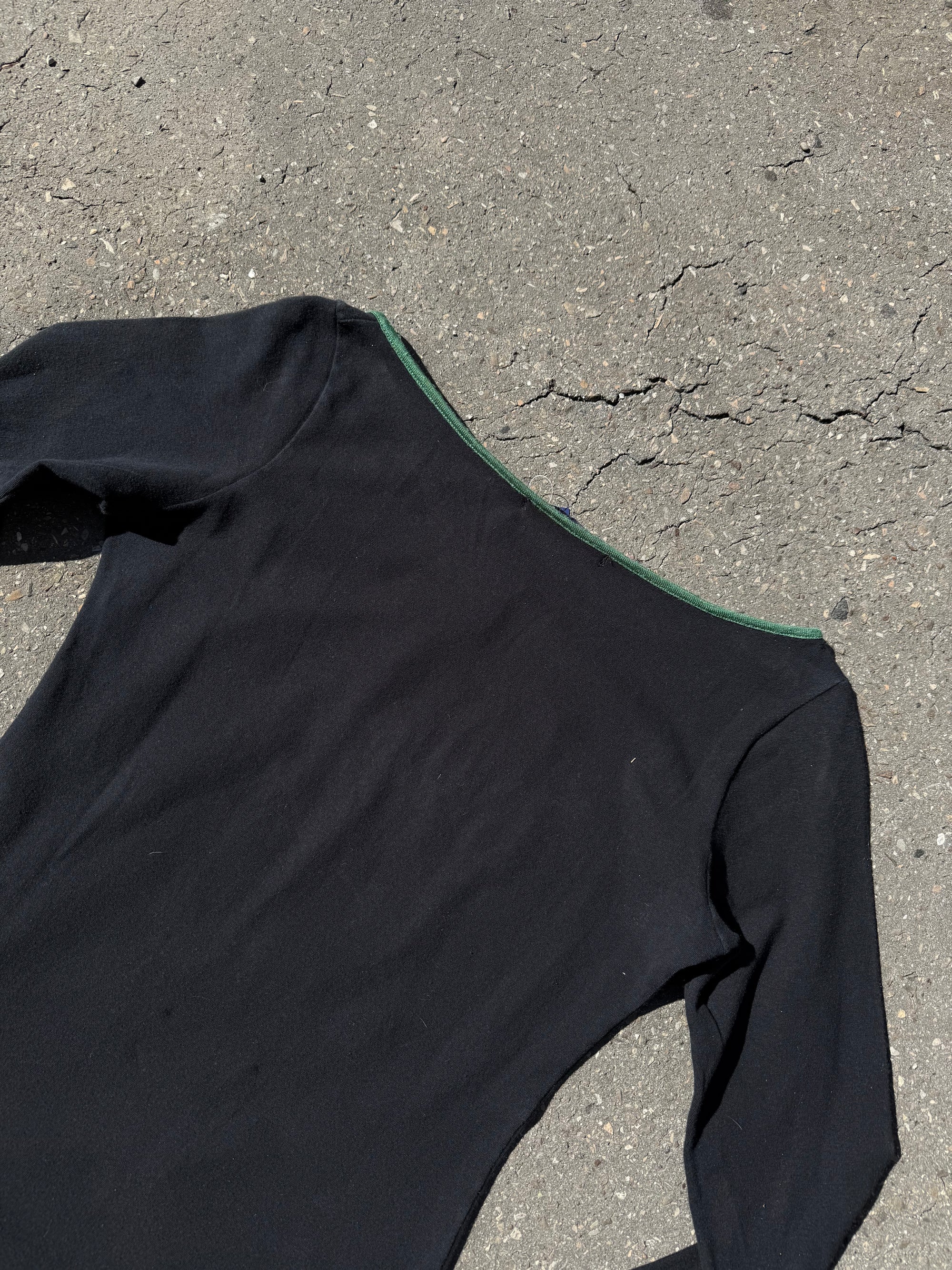 Ein schwarzes longsleeve mit einem grünen Joe Matta Aufschrift auf der Brust