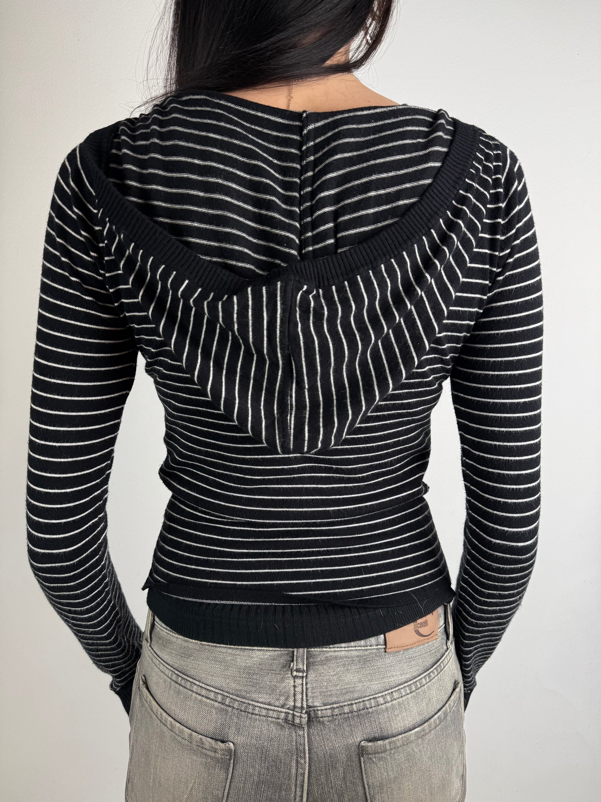 Ein schwarz weiß gestreifter zip hoodie slimfit mit tiefem Ausschnitt y2k vintage