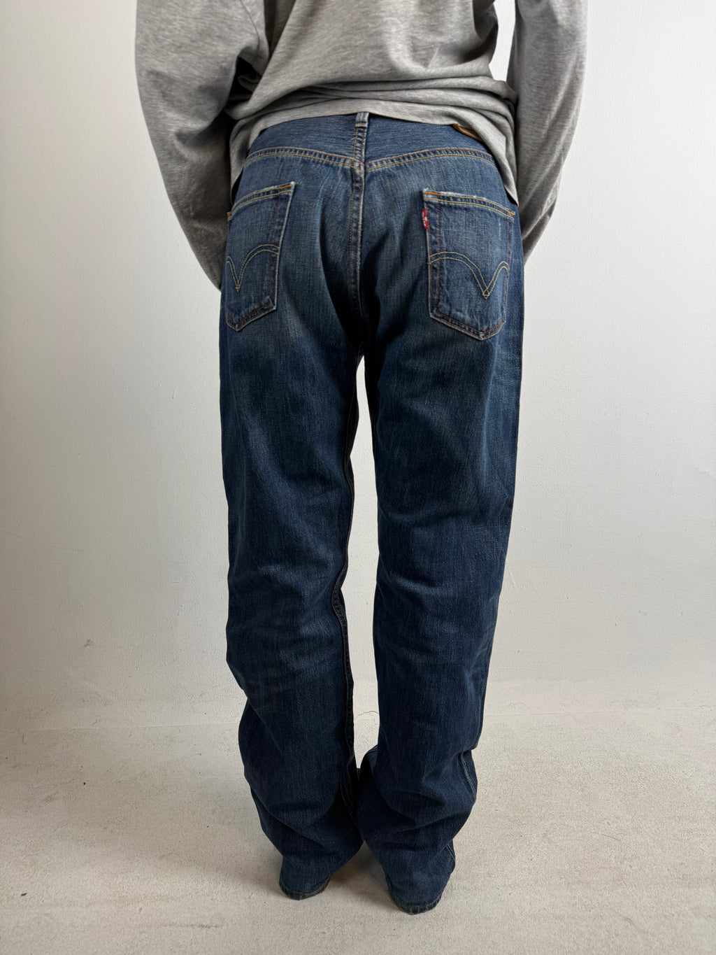 Tragebild von Vintage Levi’s Dark Blue Straight Fit Denim S/M von hinten