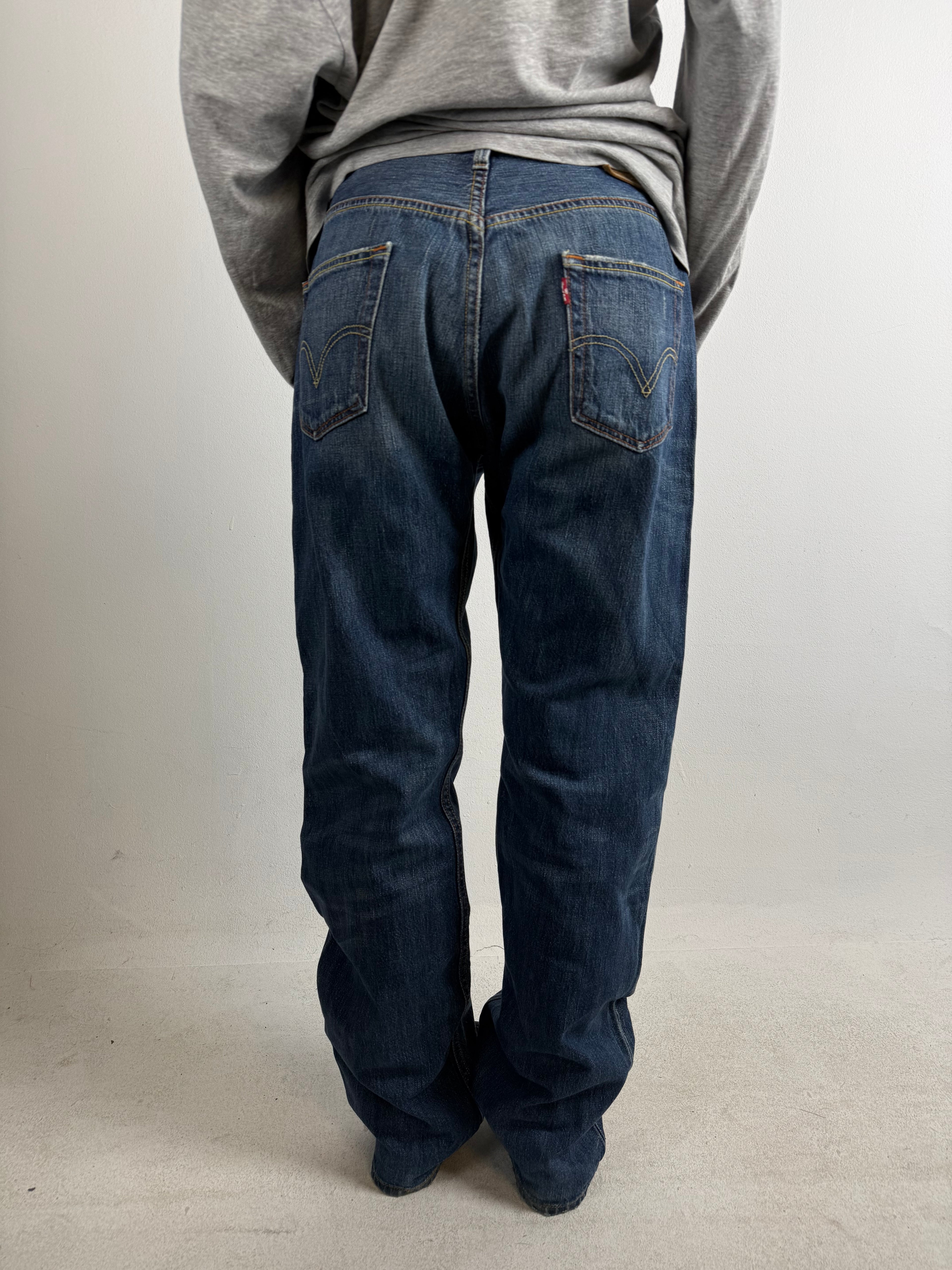 Tragebild von Vintage Levi’s Dark Blue Straight Fit Denim S/M von hinten