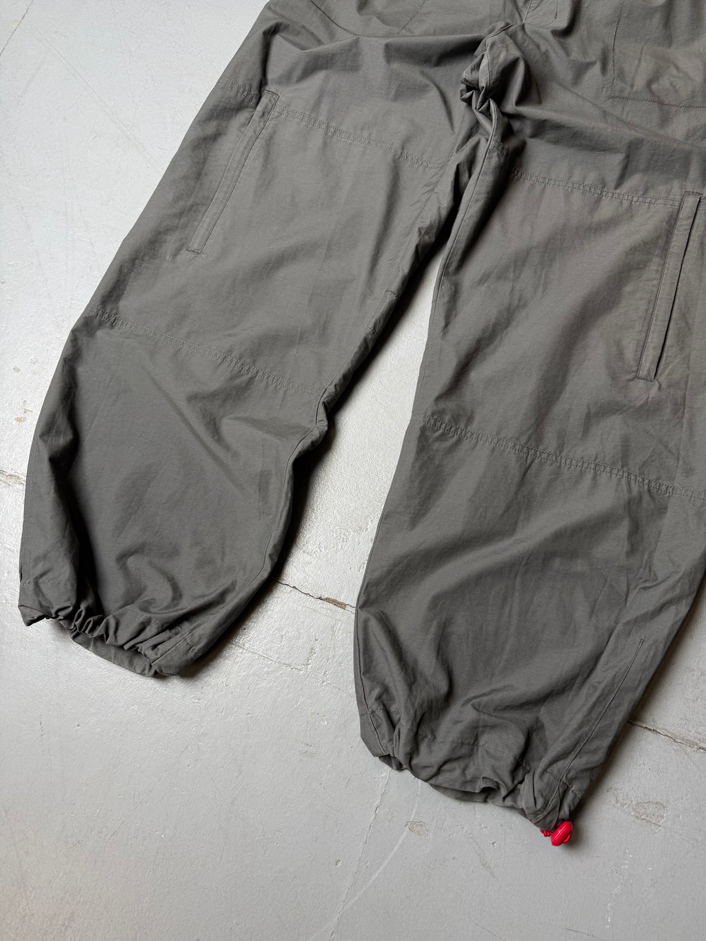 Vintage Nike Grey Gorpcore Baggy Trackpants mit Gummizug . Y2K Second Hand 2000s Fashion