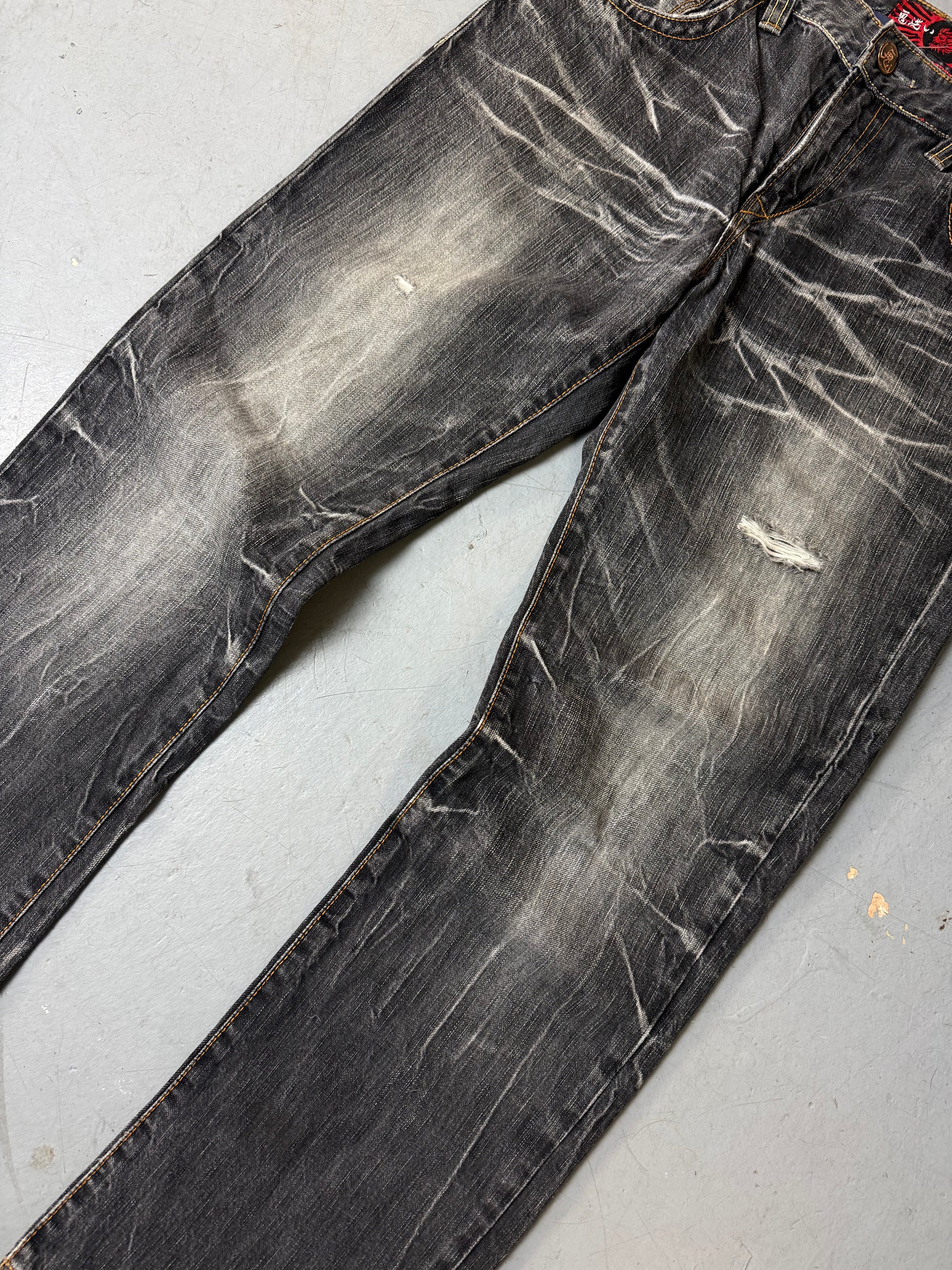 Detailbild von einer Vintage Oniarai Grey Washed Ripped Denim von Hosenbeinen vorne