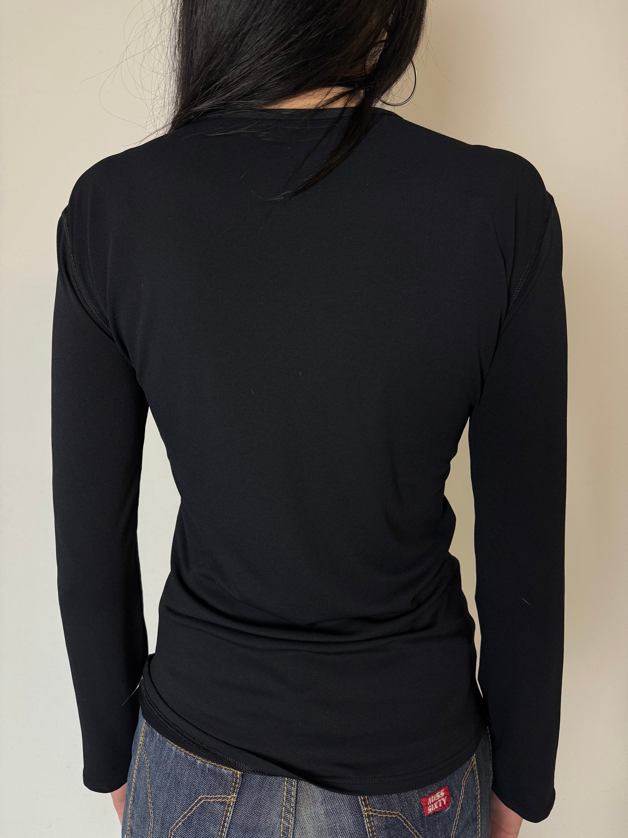 Ein schwarzes Basic longsleeve von emporio Armani 
