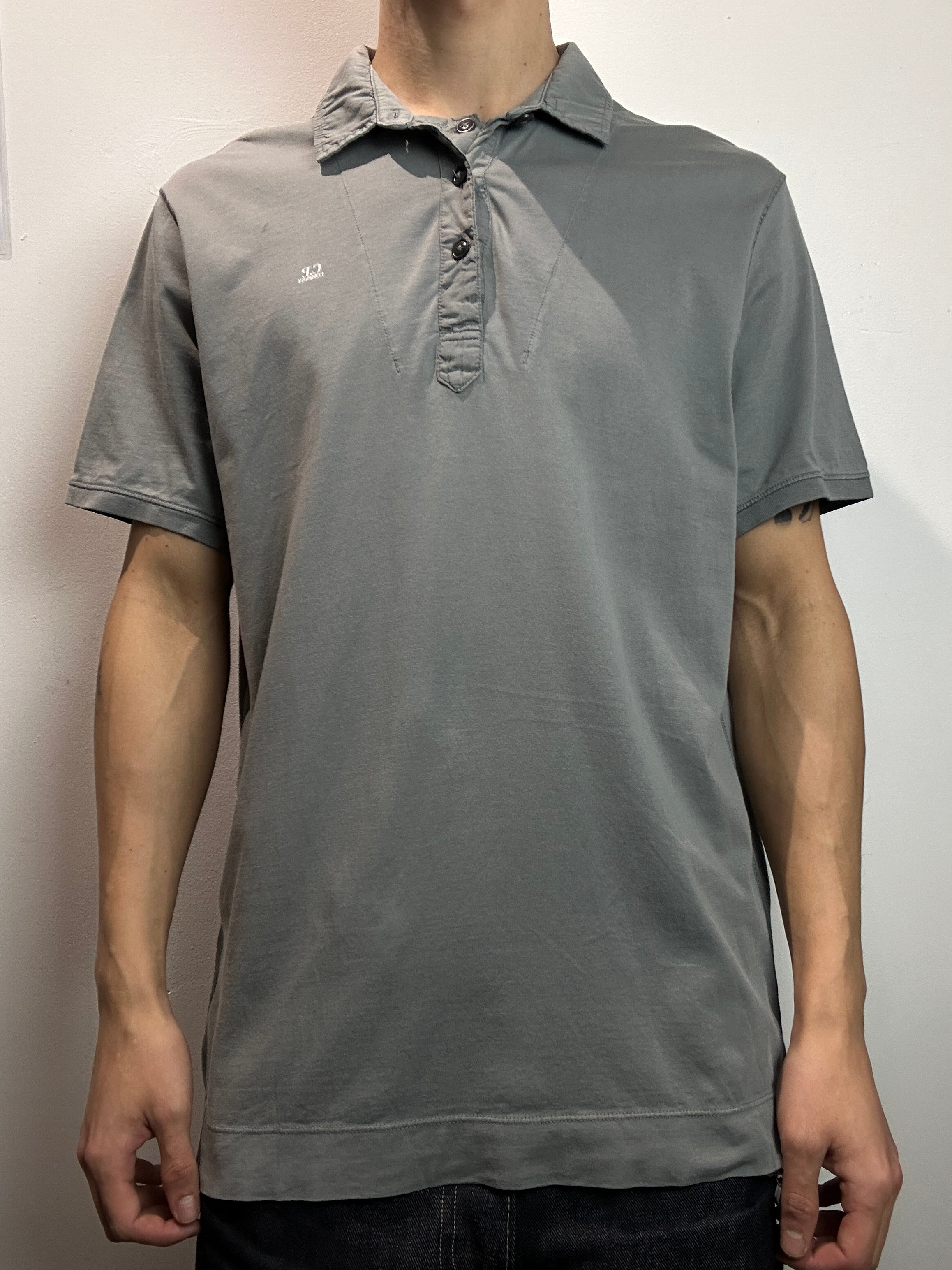 Tragebild von einem Vintage C.P. Company Grey Polo von vorne