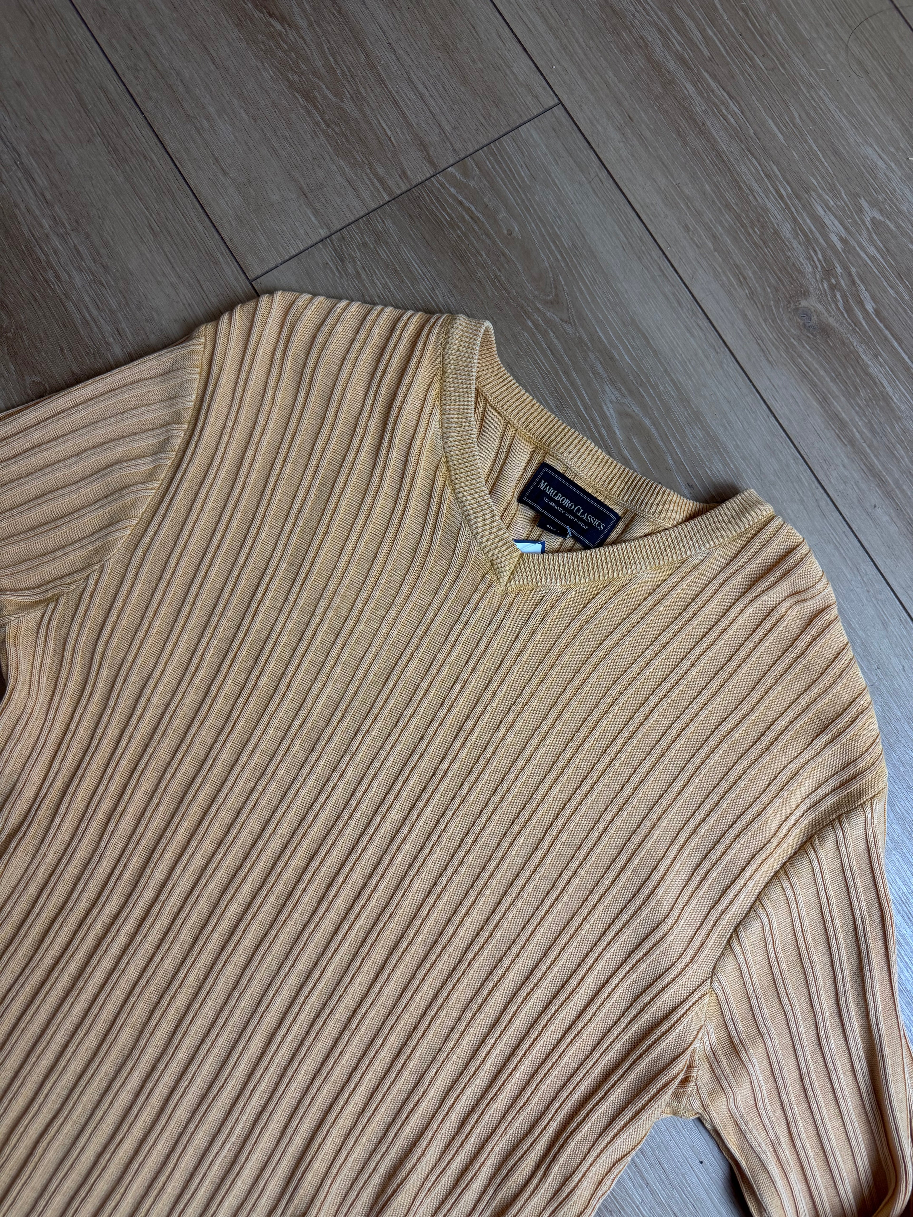 Detailbild von einem Vintage Marlboro Classics Orange Knit Sweater von vorne