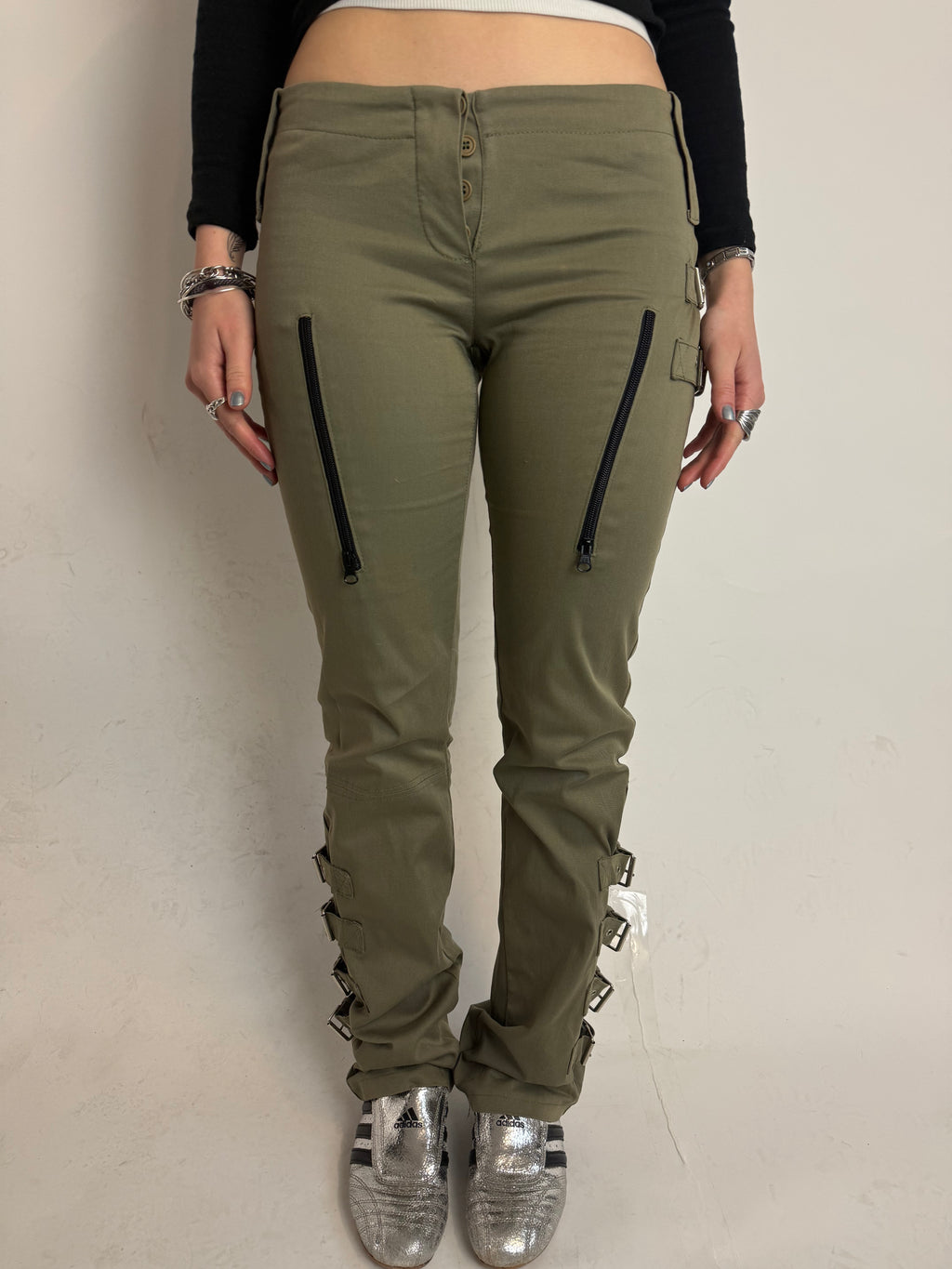 Vintage Khaki Straight Pants with Straps mit Schnallendetails für Damen. Y2K Second Hand 2000s Fashion
