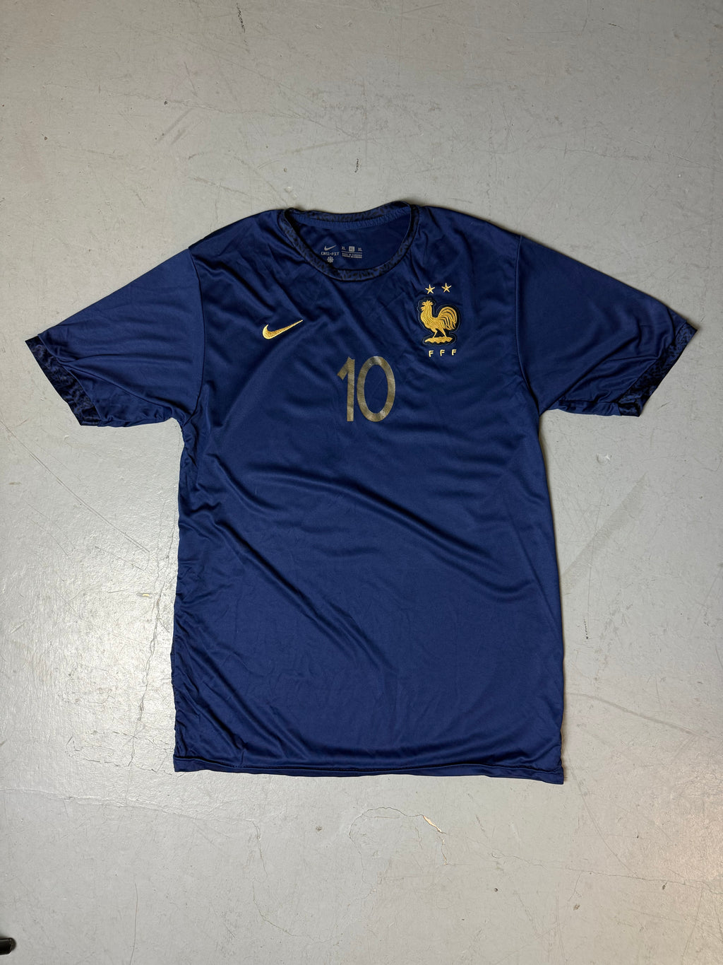 Ein blaues Nike Frankreich Fußball Trikot von Frankreich mit Mbappe auf dem Rücken 