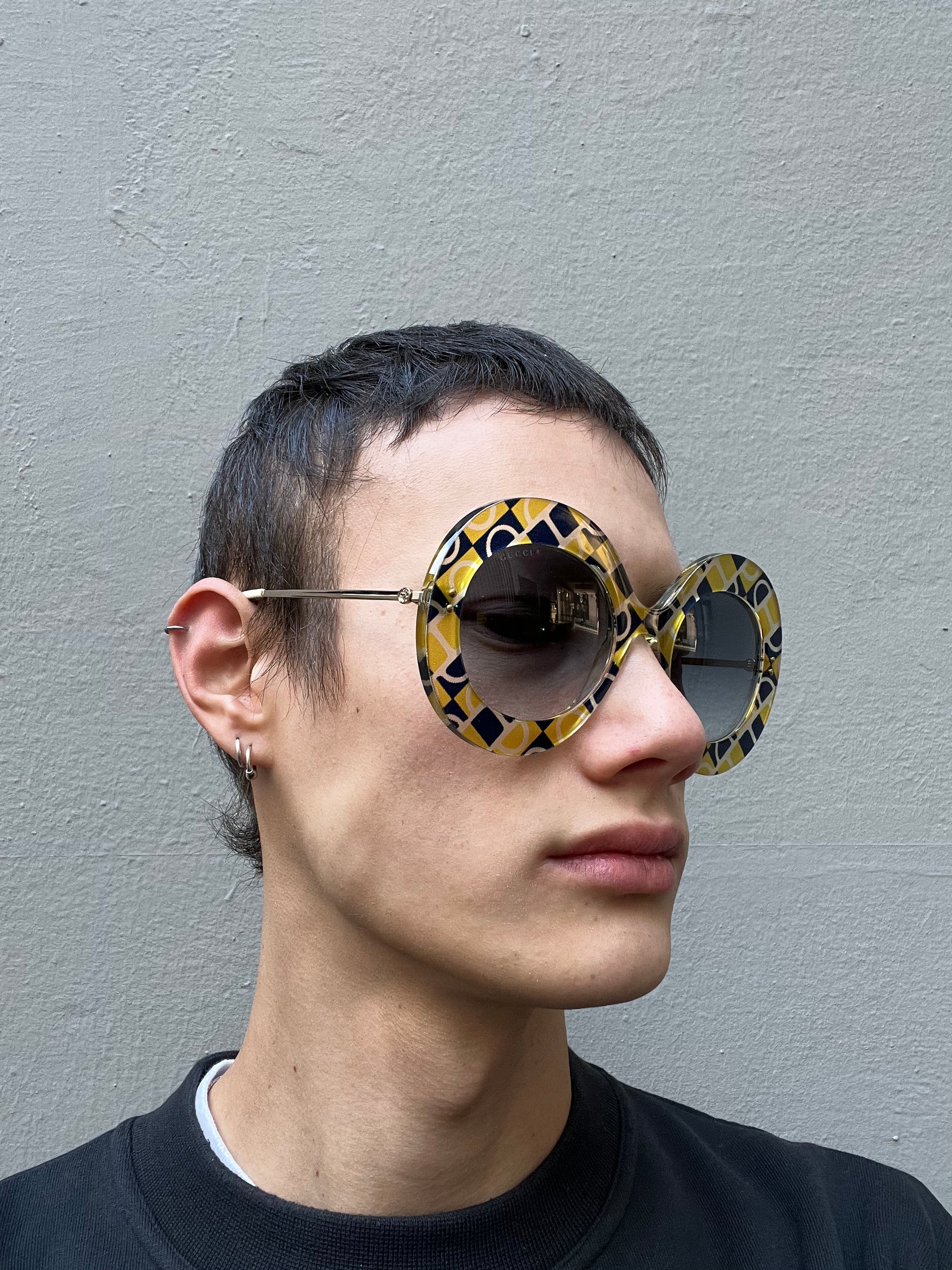 Tragebild der Gucci Sunglasses von der Seite an einem Männlichem Model.