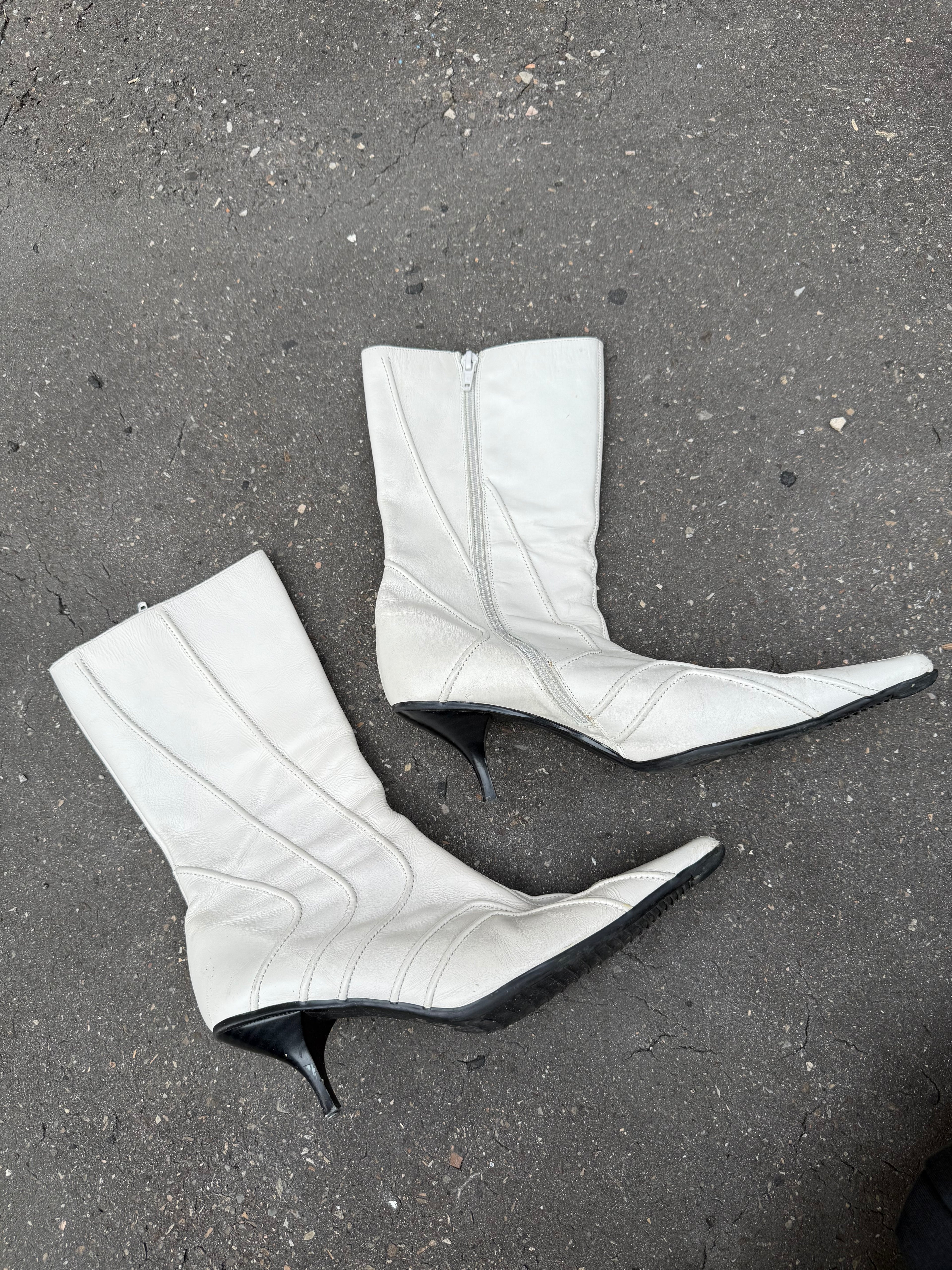 Weiße Leder Stiefel mit Absatz und Spitzer Front