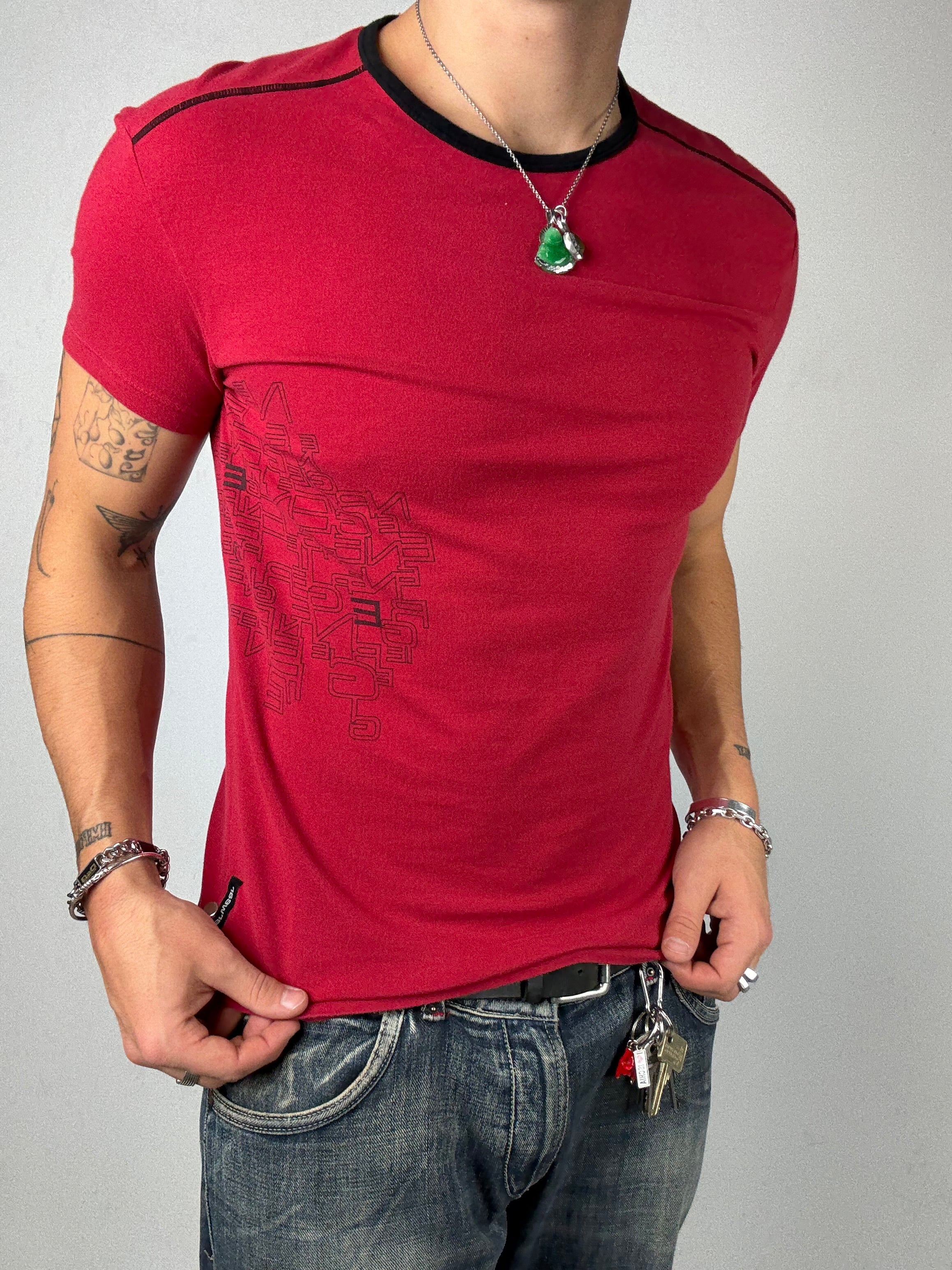 Tragebild von Vintage Energie Red Slim Fit T-Shirt von hinten