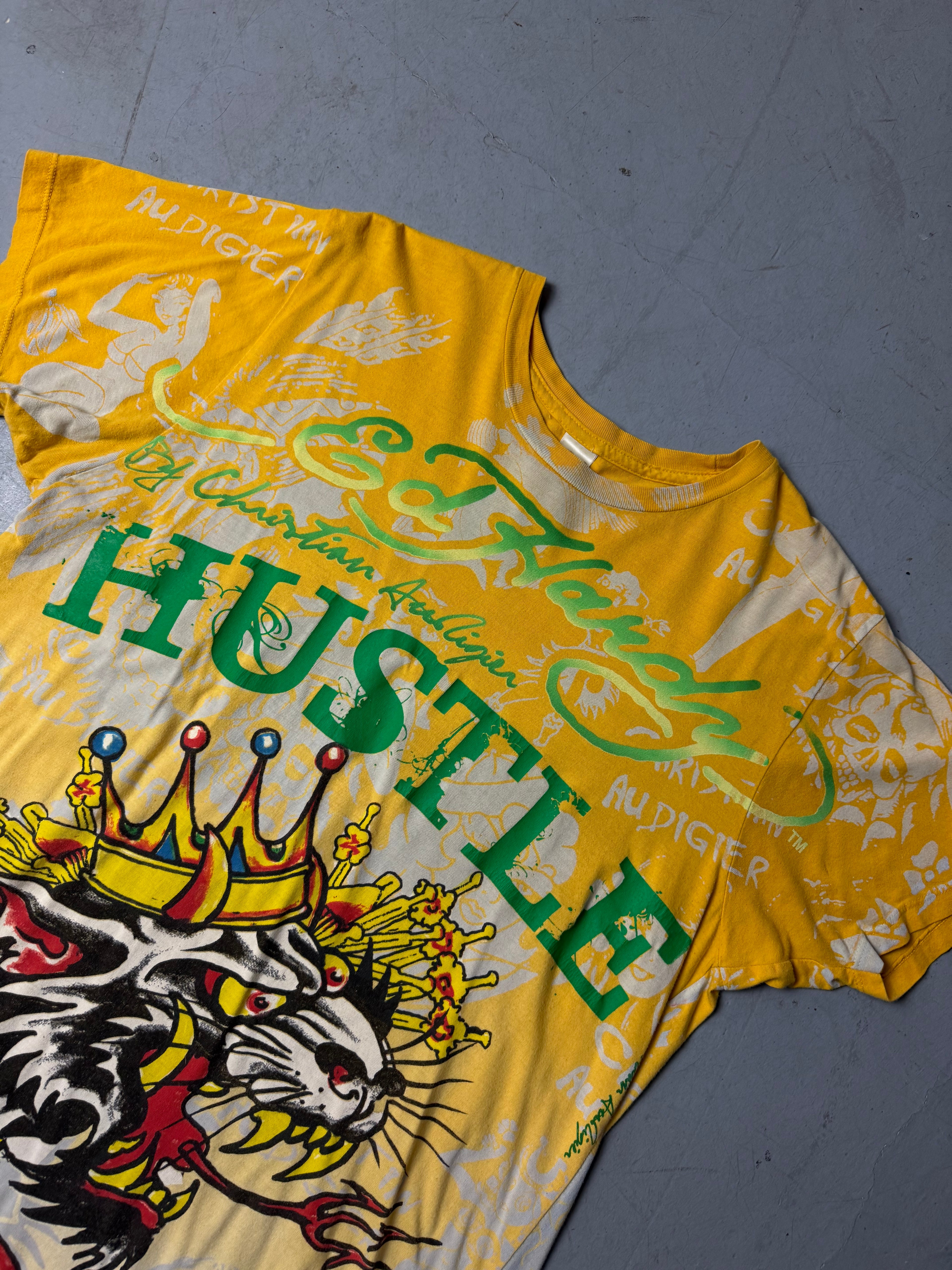 Detailbild von einem Vintage Ed Hardy Yellow Printed T-Shirt von Schriftzug auf T-Shirt Vorderseite