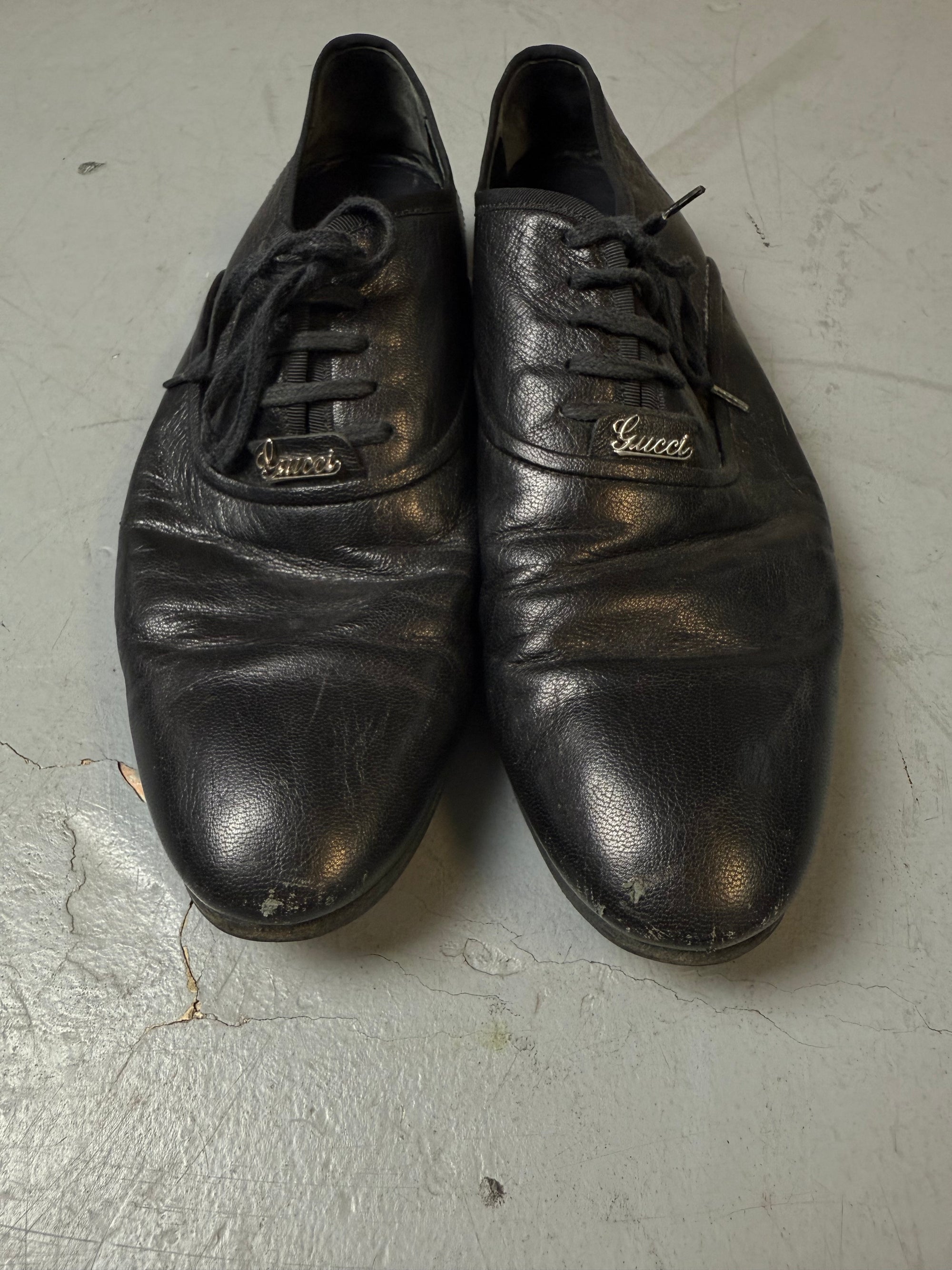 Schwarze gucci Oxford Schuhe mit leichtem Absatz und gucci Logo auf den Schnürsenkeln 