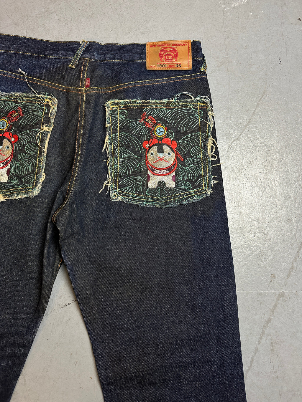 Detailbild von einer Vintage Red Monkey Company Straight Cut Denim von hinten