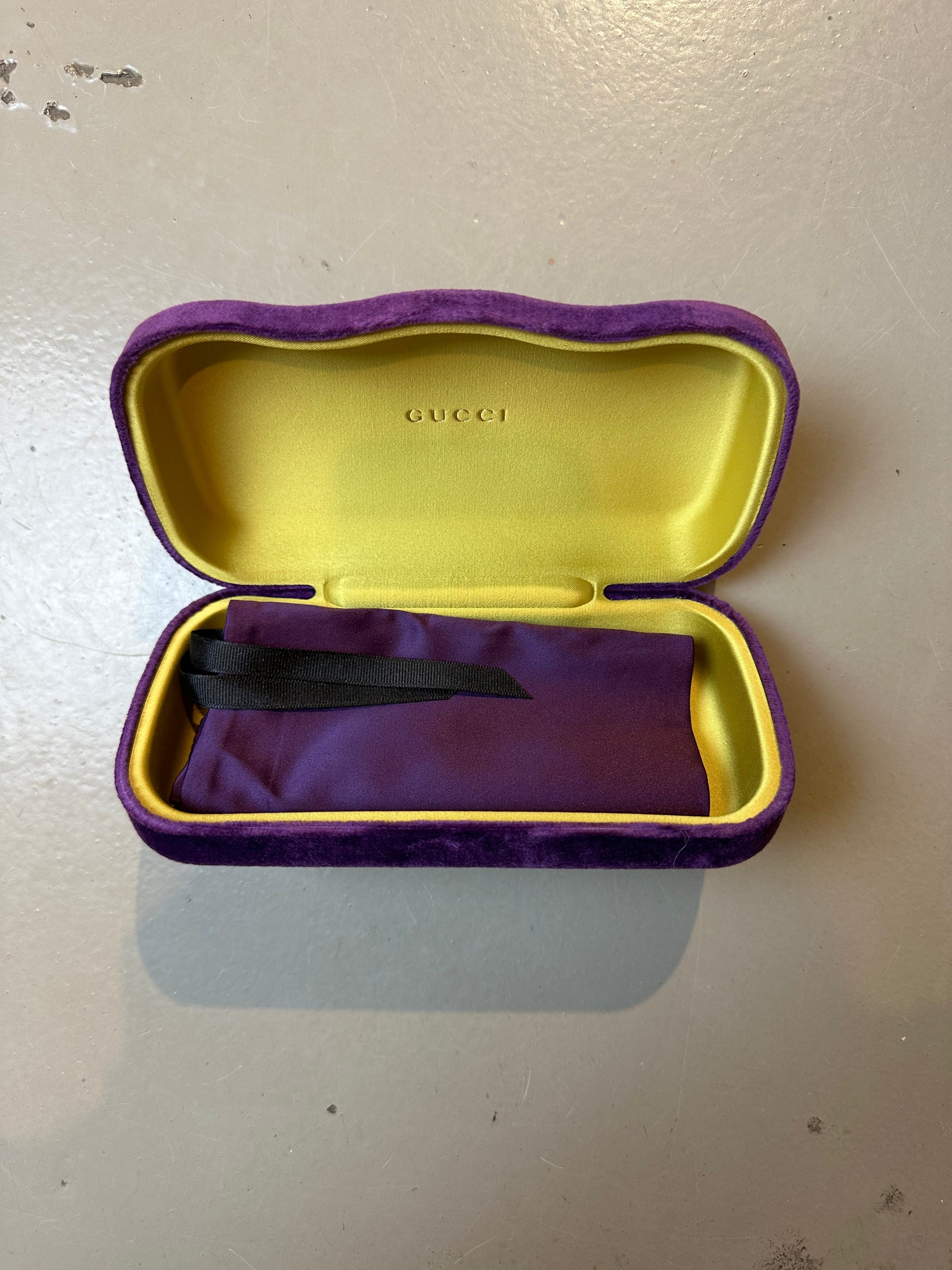 Produktbild des Gucci Sunglasses Case von vorne geöffnet.