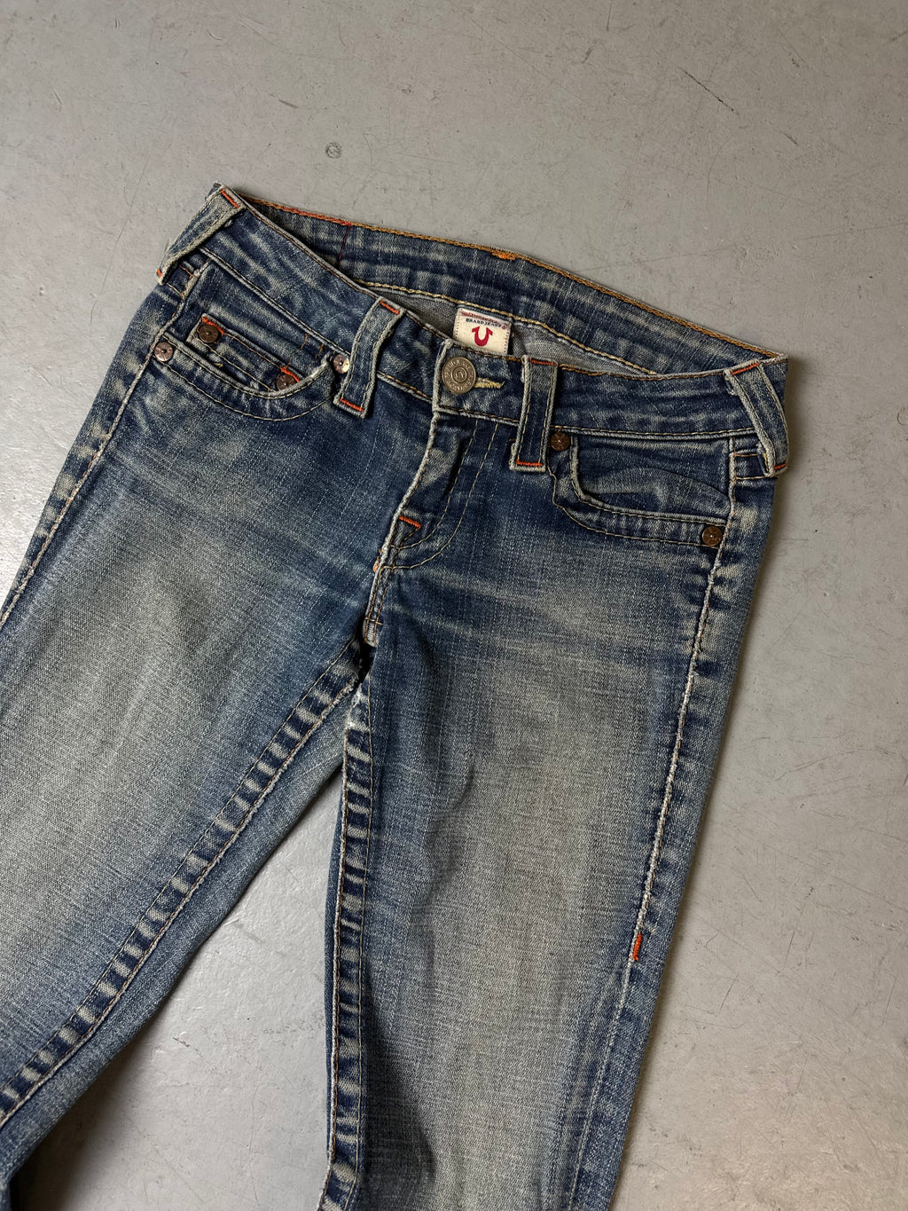 Detailbild von einer Vintage True Religion Bootcut Denim von Hosenbund