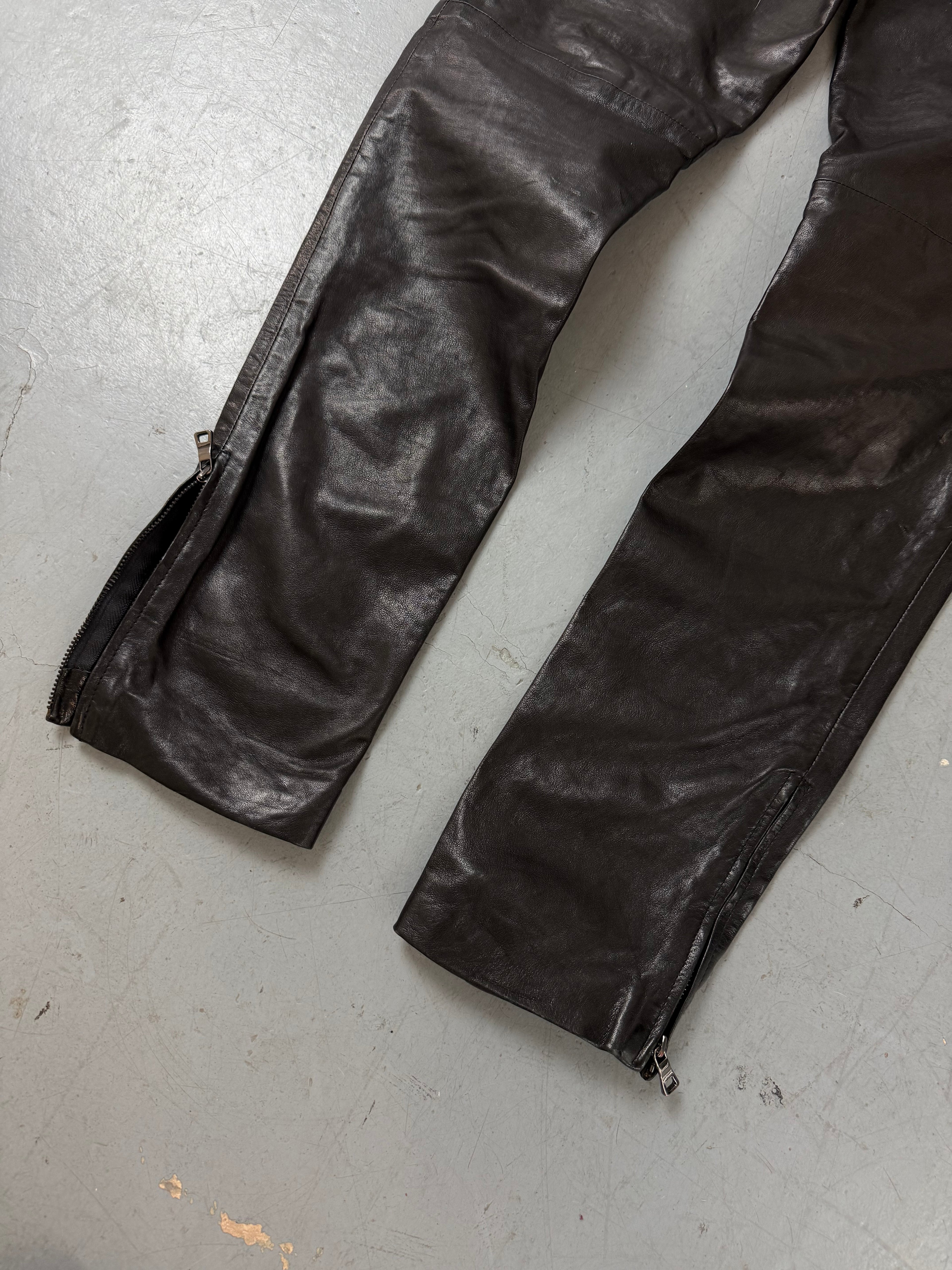 Vintage Moschino Black Leather Pants für Herren. Secondhand Y2K 2000s Fashion