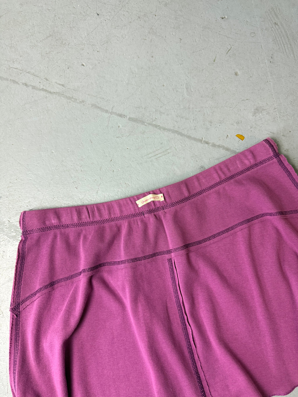 Vintage Benetton Purple Mini Skirt für Damen. Y2K Secondhand 2000s Fashion.