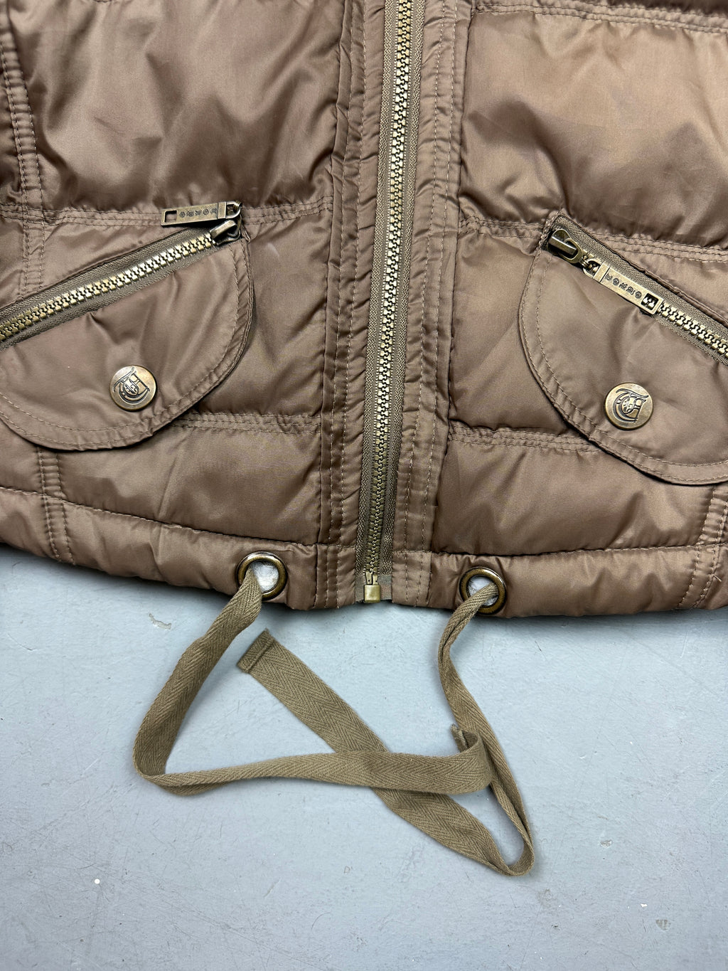 Vintage Brown Super Cropped Puffer Jacket für Damen. Y2K Second Hand 2000s Fashion