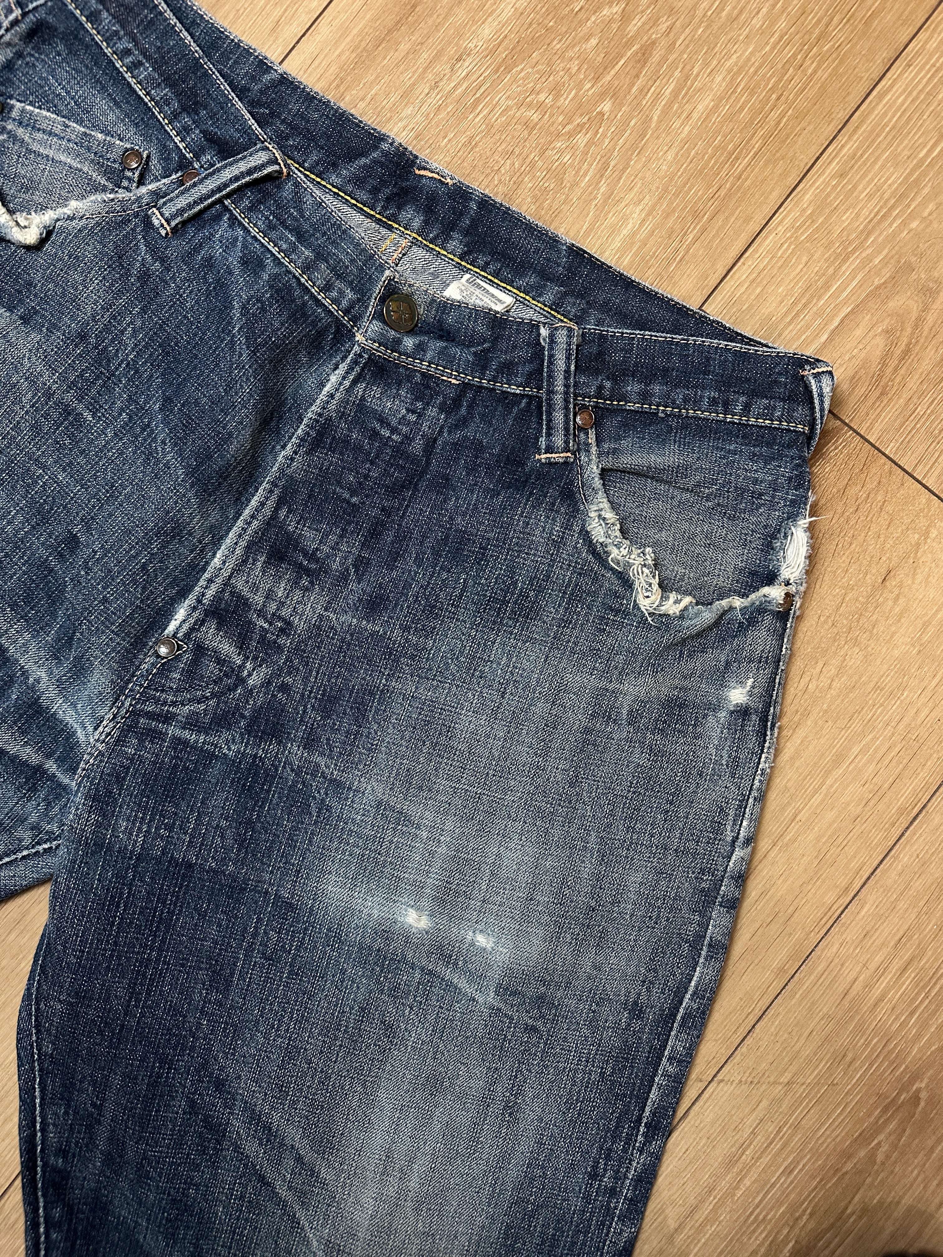 Detailbild von einer Vintage Washed and Printed Denim von vorne