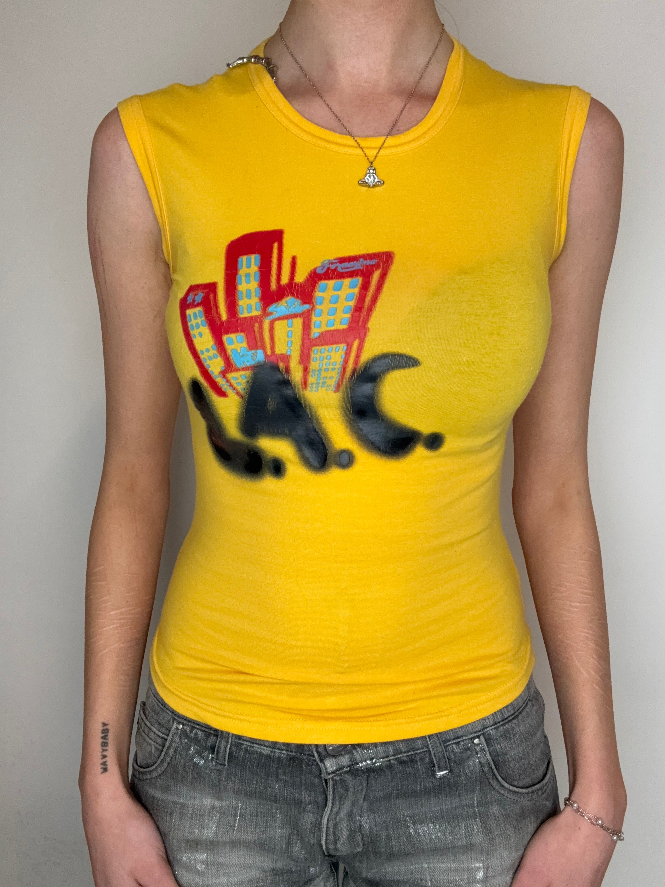 Vintage Fornarina Yellow Printed Tanktop für Damen. Y2K Second Hand 2000s Fashion