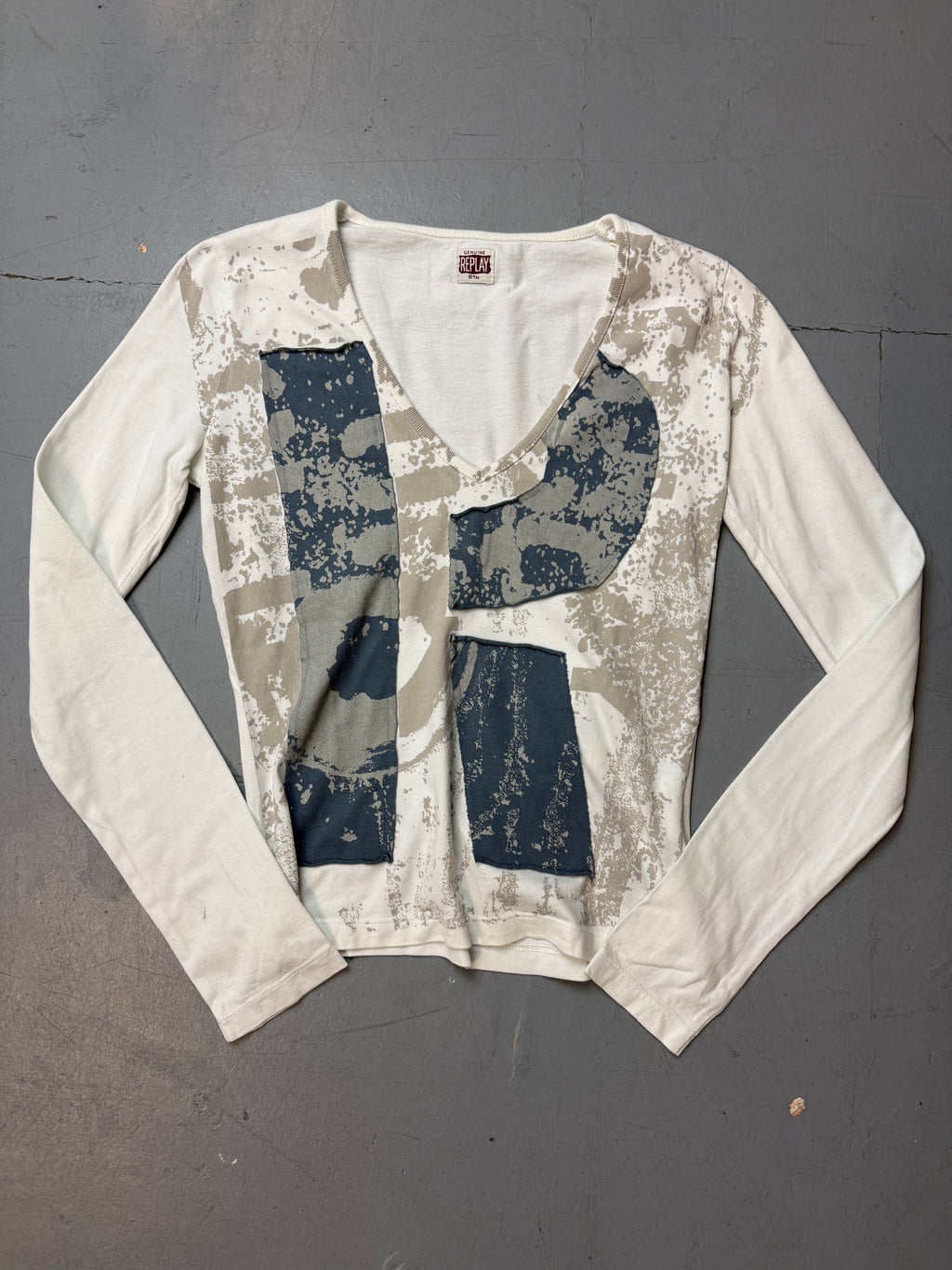 Vintage Replay White Printed Longsleeve für Damen. Y2K Second Hand 2000s Fashion.