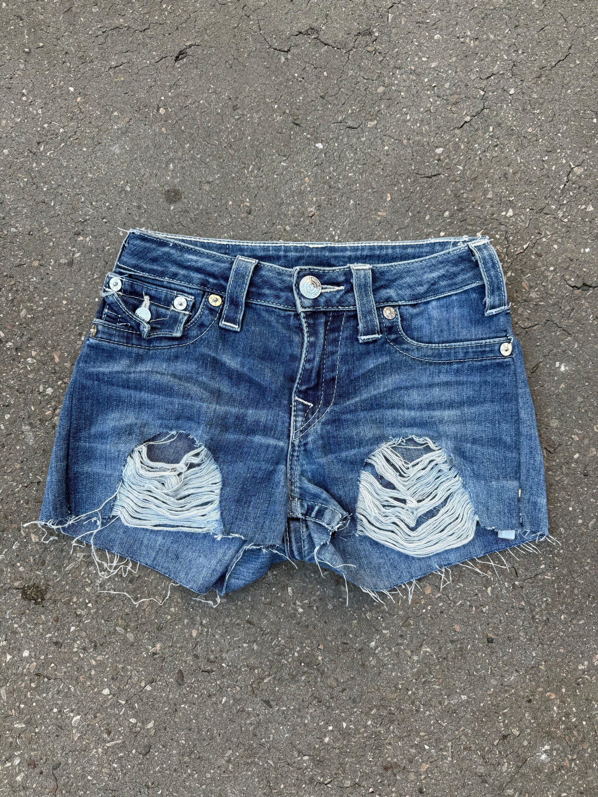 Eine True Religion Hot Pants im Ripped Look mit Hufeisen Stitching auf den Hintertaschen in XS