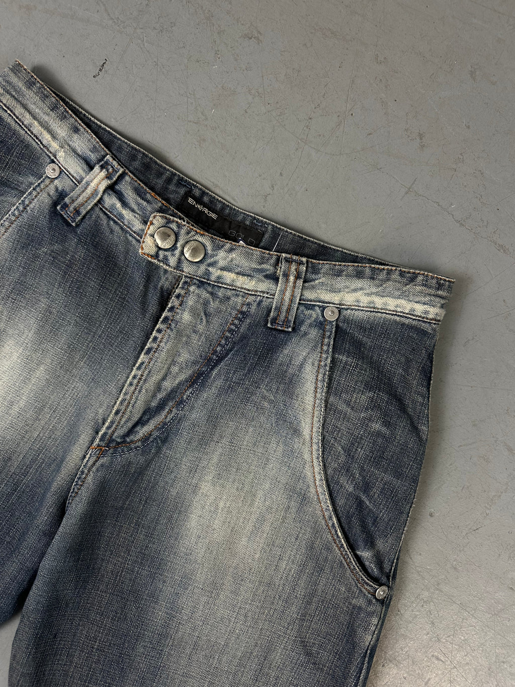 Eine blue washed flared denim im baggy schnitt 
