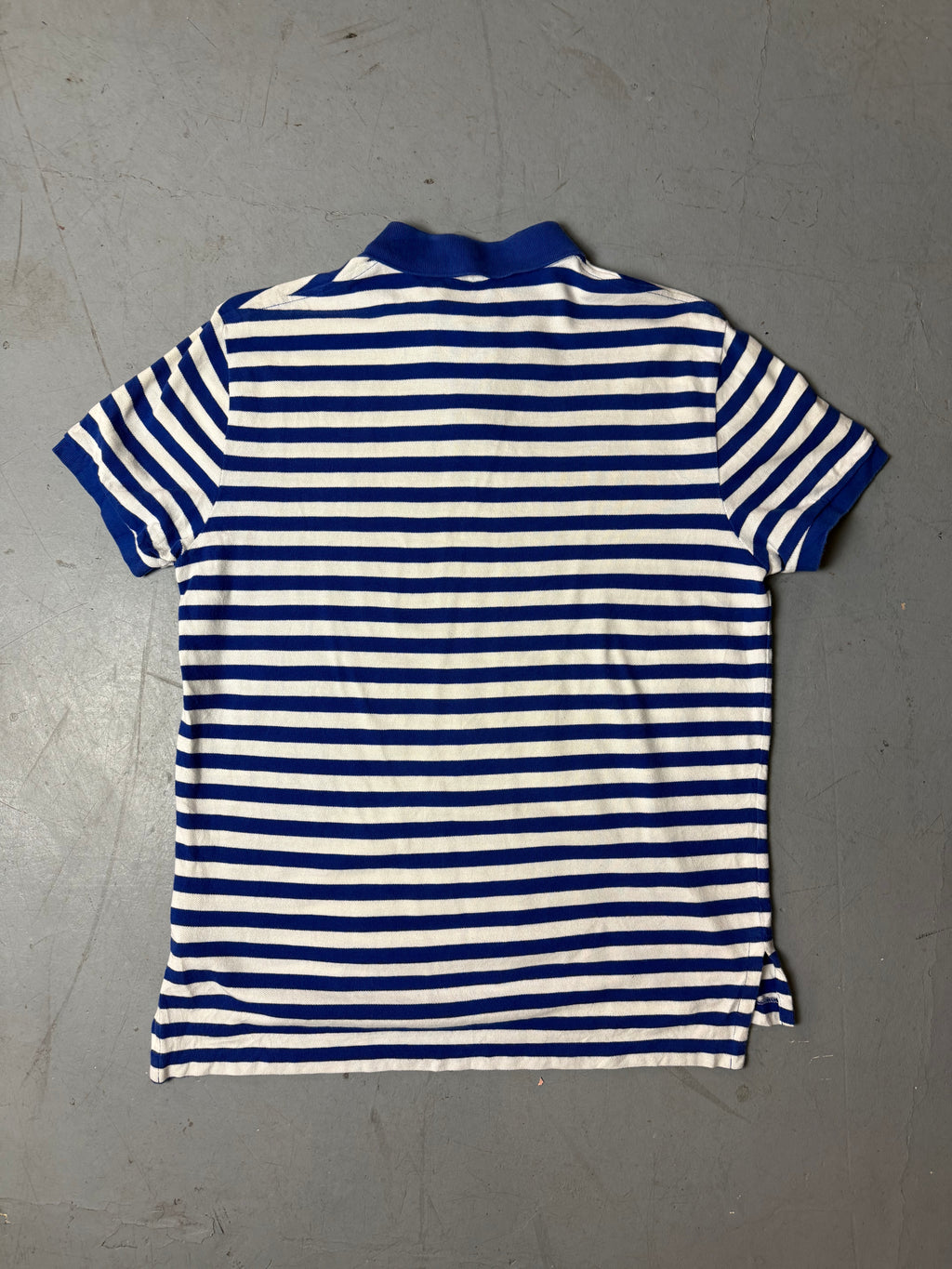 Produktbild von einem Vintage Ralph Lauren Red and Blue Striped Polo von hinten