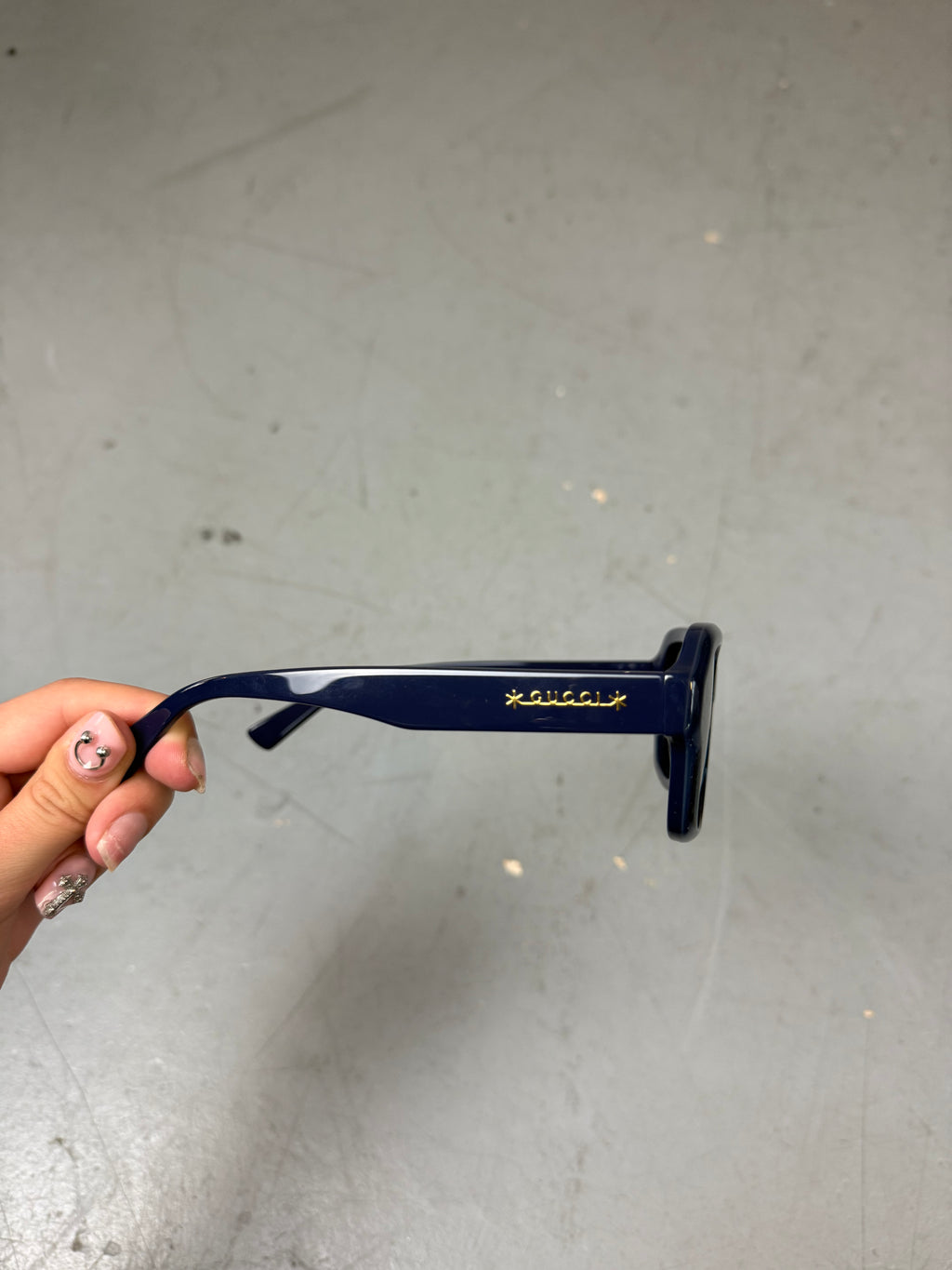 Eine blaue Sonnenbrille von gucci mit großen Gläsern 