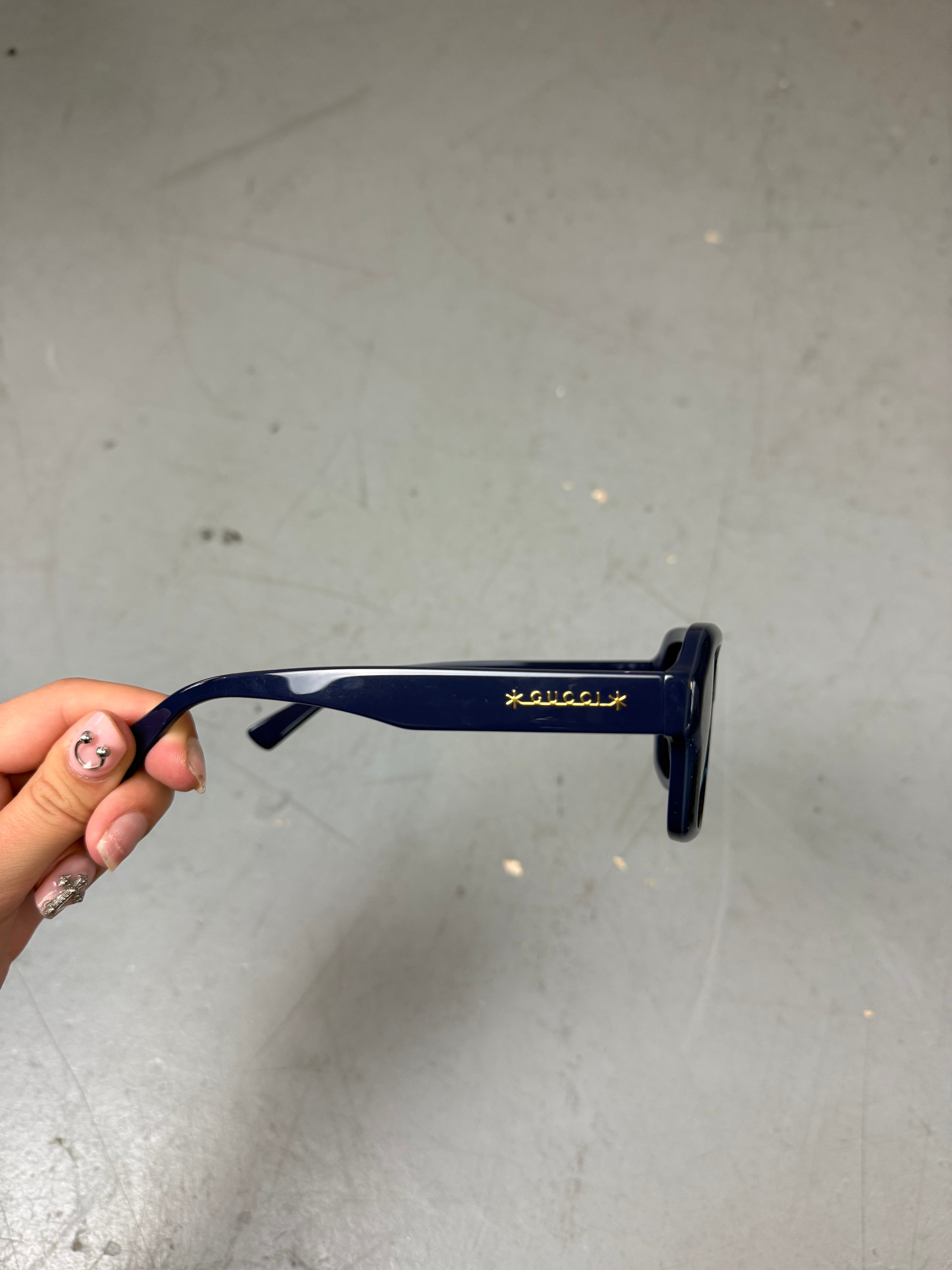 Eine blaue Sonnenbrille von gucci mit großen Gläsern 