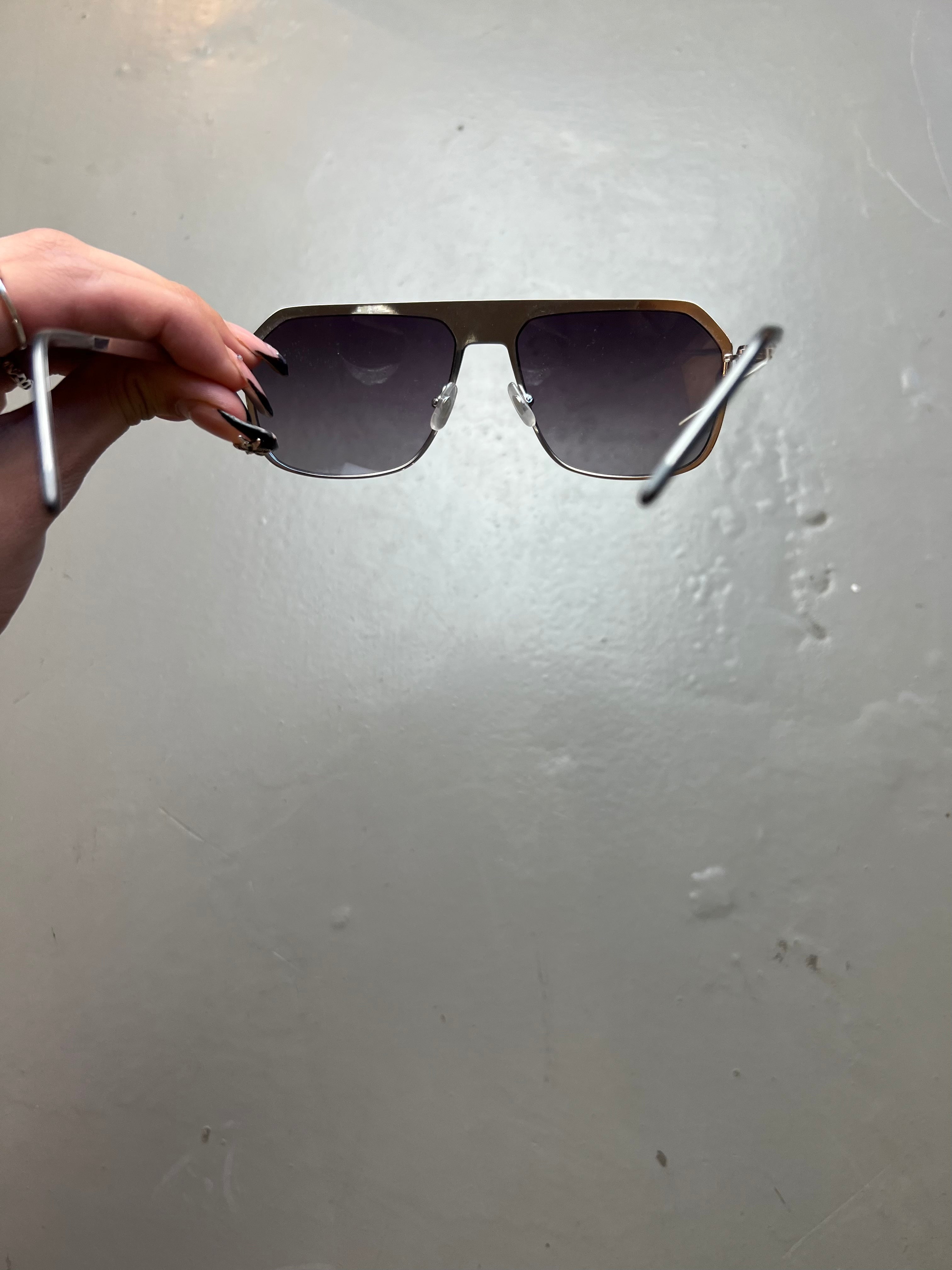 Auf dem Bild ist ein Produktbild einer Pilot Sama Sonnenbild von hinten vor grauen Hintergrund zu sehen.