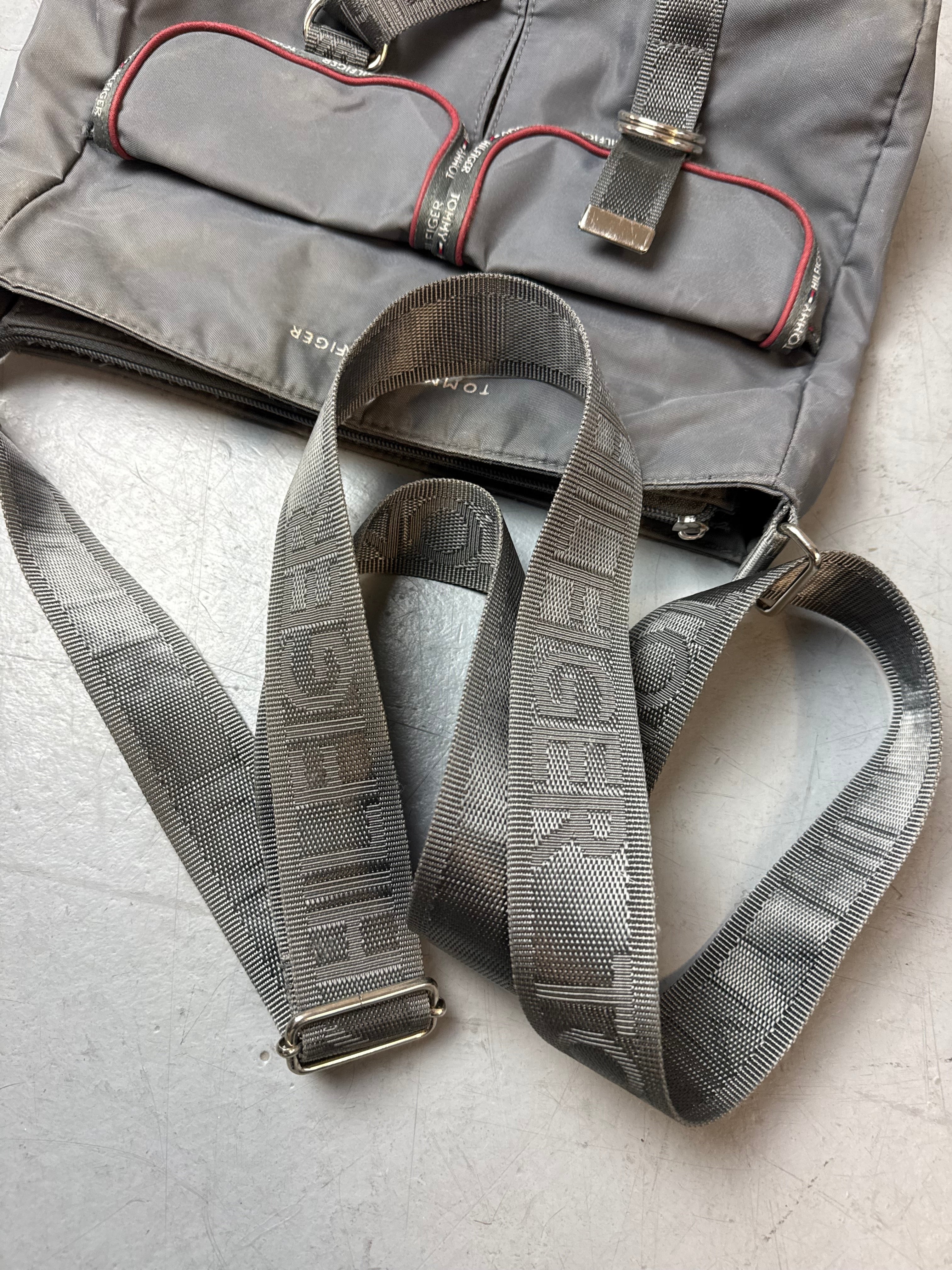 Detailbild von Vintage Tommy Hilfiger Grey Crossbody Bag von vorne