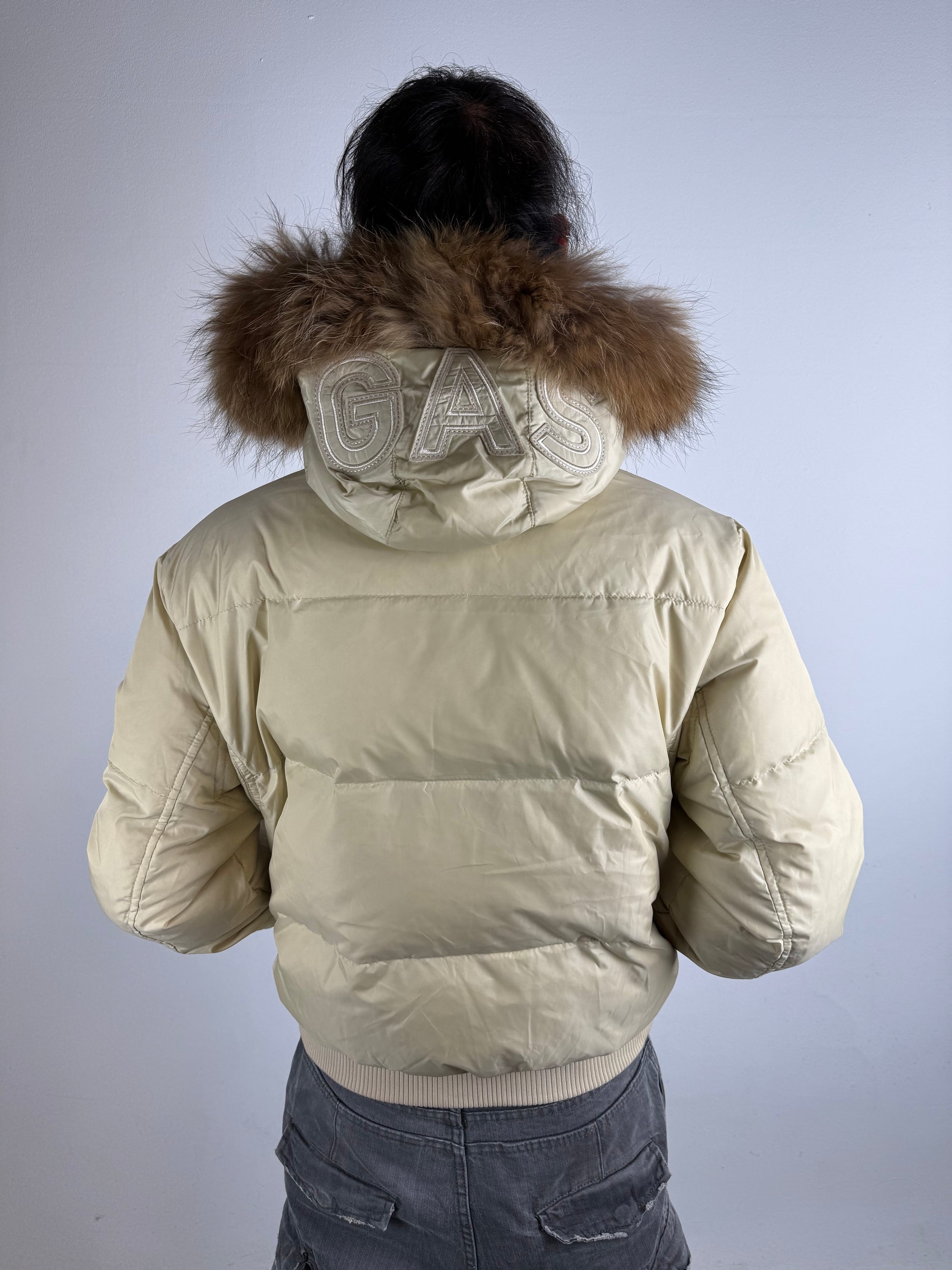 Tragebild von Vintage GAS Y2K Beige Puffer Jacket with Fur Hood M von hinten