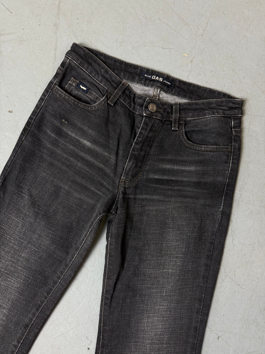 Vintage GAS Black Bootcut High Waist Denim auf grauem Boden