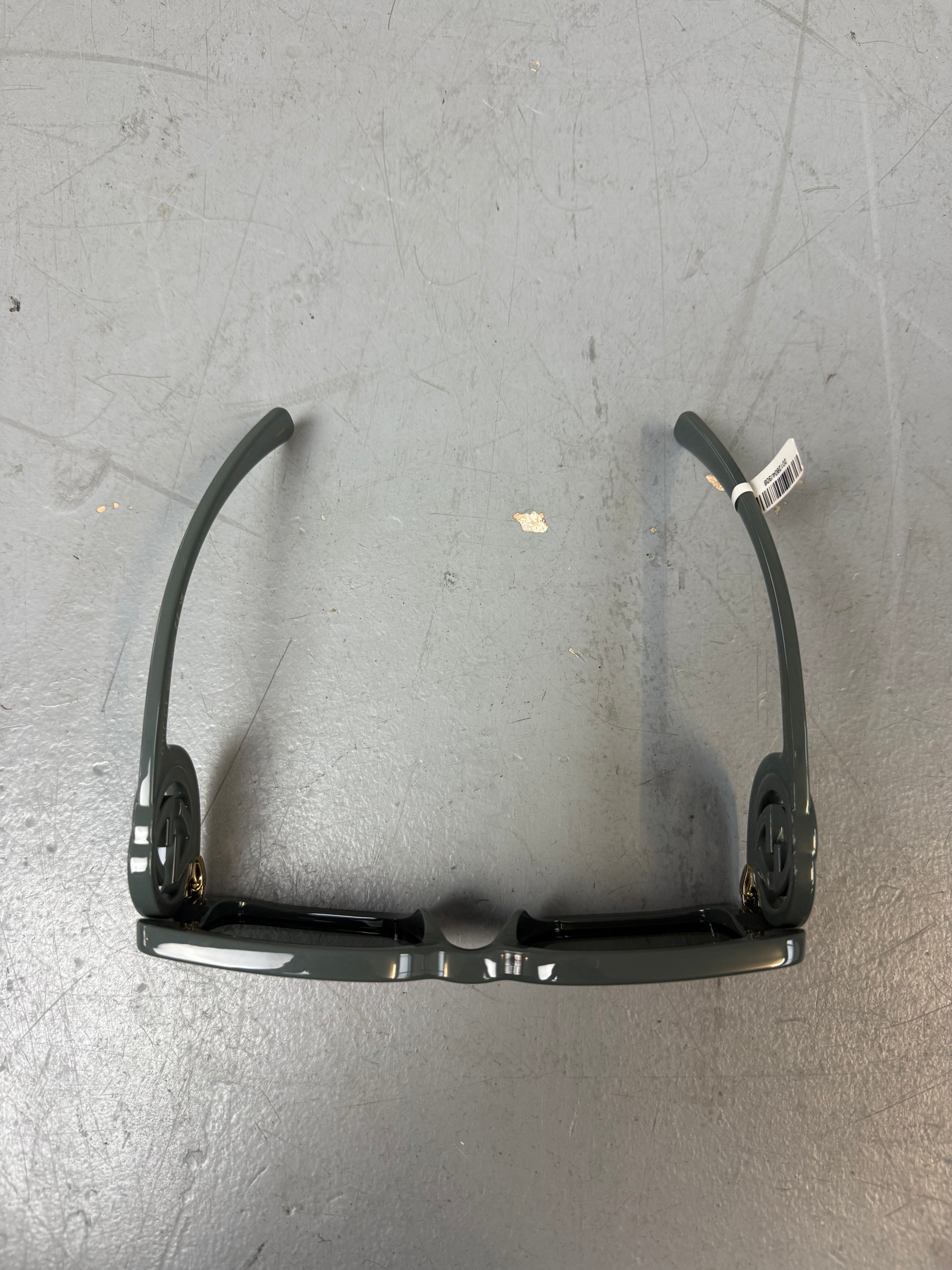 Graue rechteckige Sonnenbrille von gucci mit dickem Gestell 