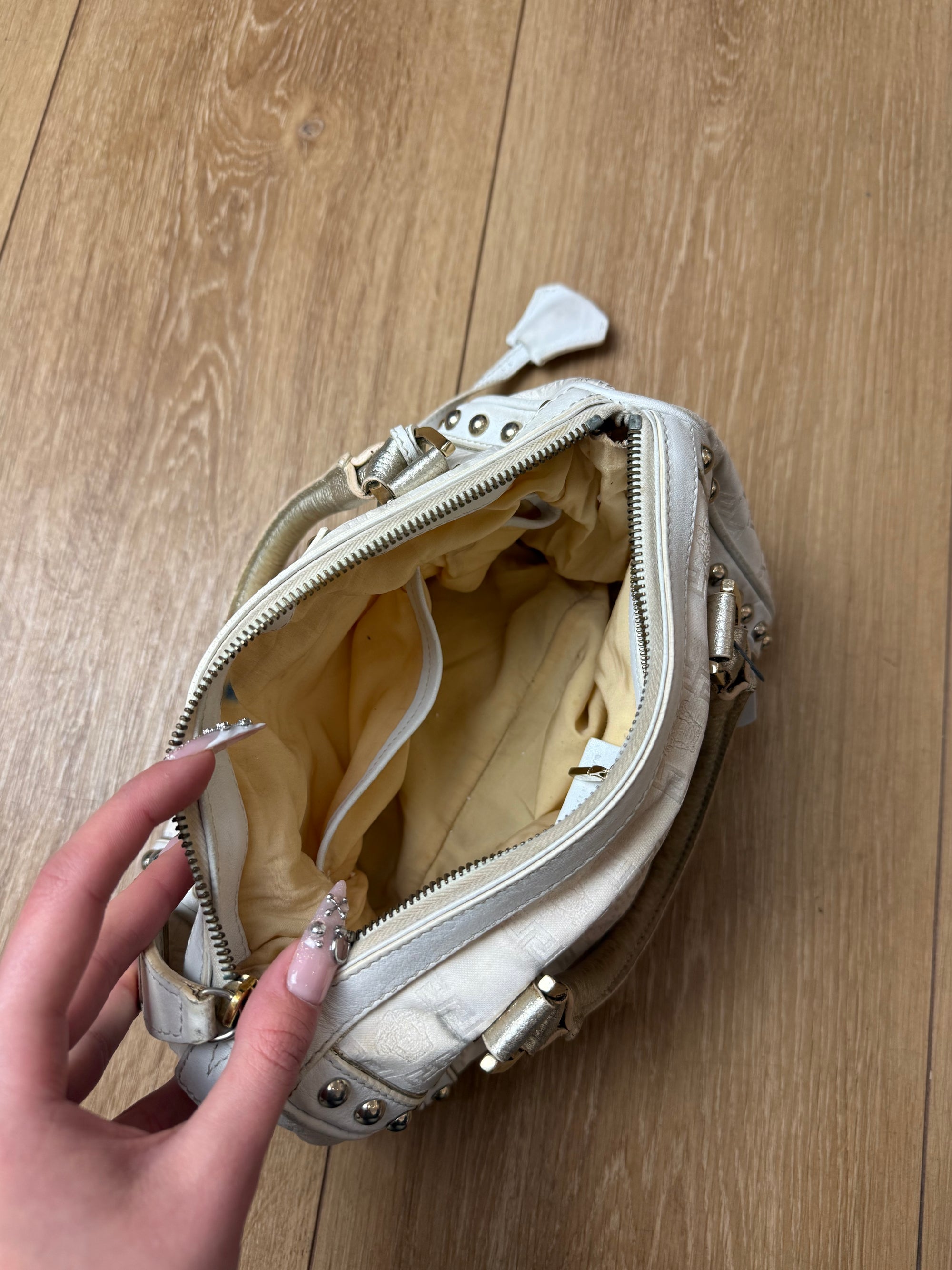 Detailbild von einer Vintage Versace White Boston Leather Bag von innen